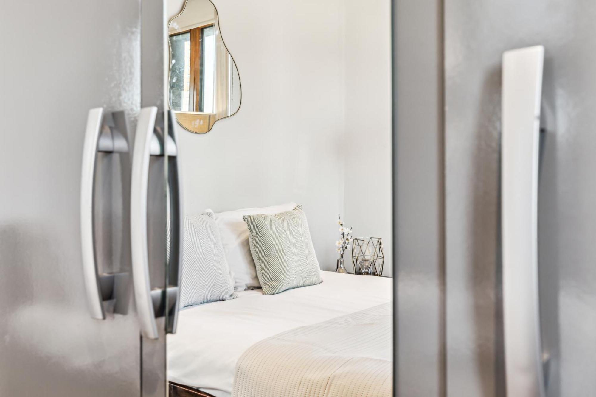 Modern Designed 2 Bed Penthouse Sleeps Five Leilighet London