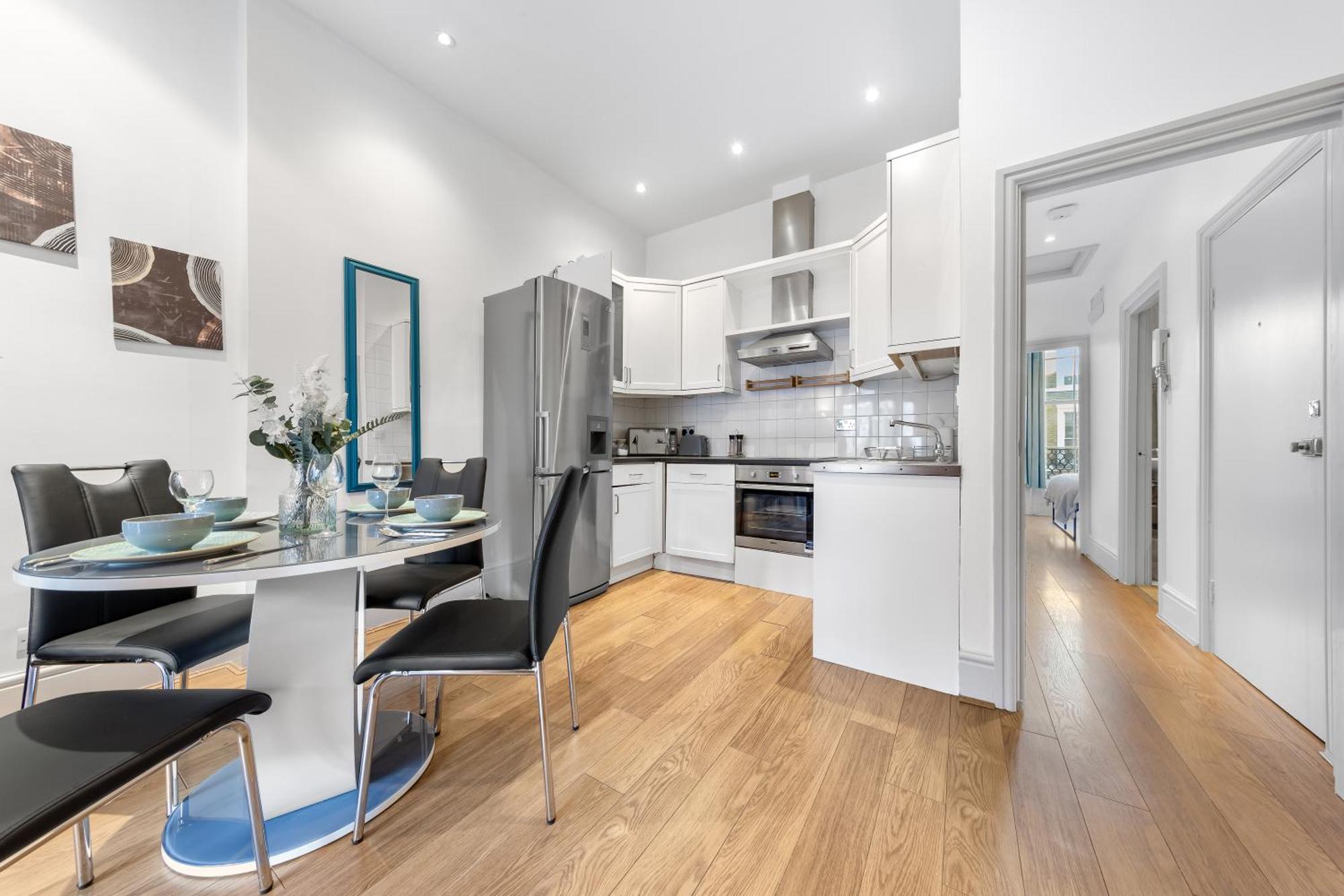 Luxurious 3 Bedroom Flat With Balcony In Kensington For 7 Next To Station Near Harrods Leilighet *