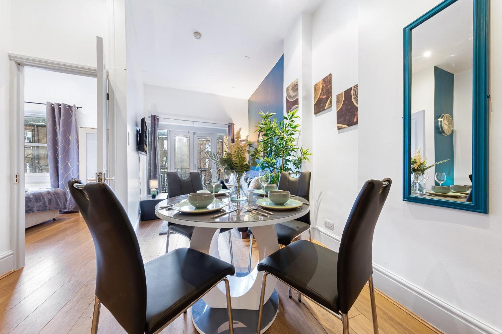 Luxurious 3 Bedroom Flat With Balcony In Kensington For 7 Next To Station Near Harrods Leilighet London