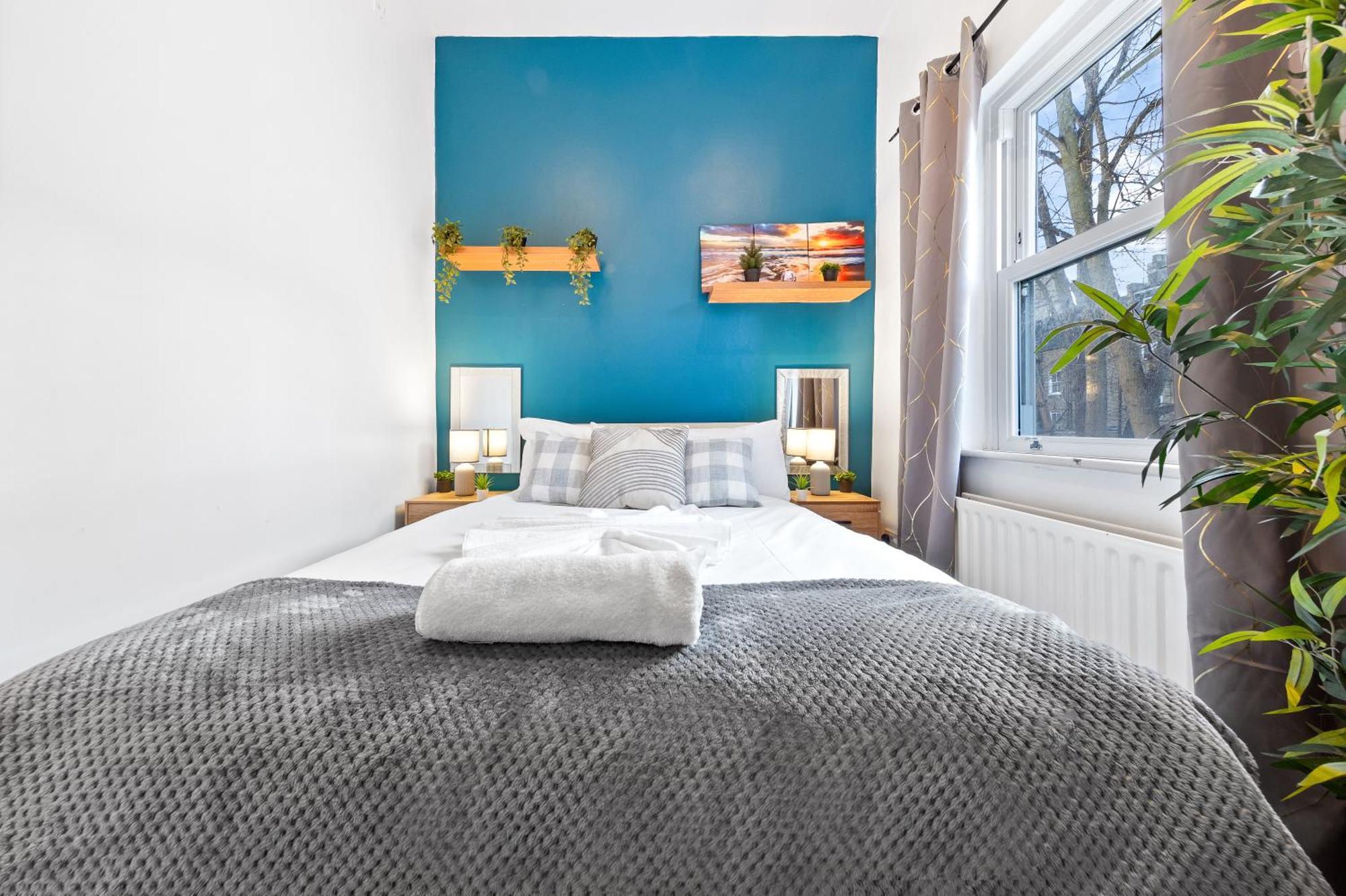 Luxurious 3 Bedroom Flat With Balcony In Kensington For 7 Next To Station Near Harrods Leilighet London
