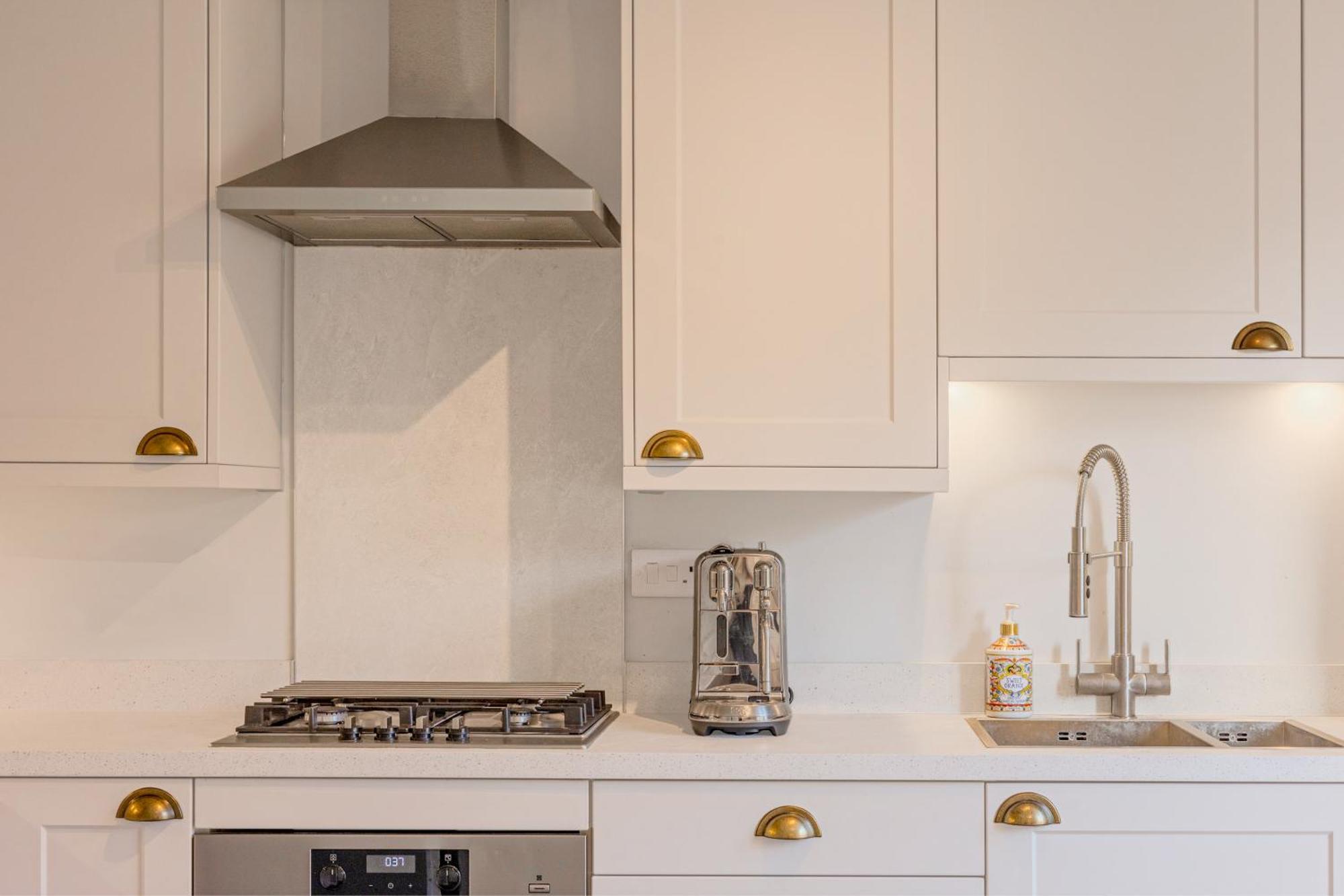 4br 4-floor House, W Patio, 10 Min Wapping Station