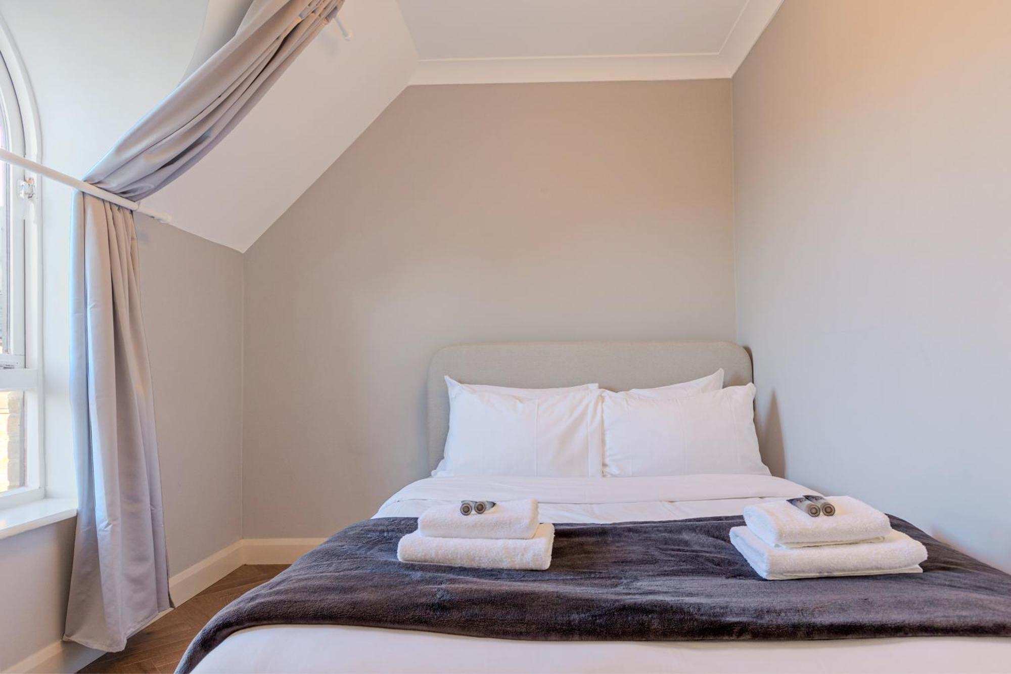 4br 4-floor House, W Patio, 10 Min Wapping Station