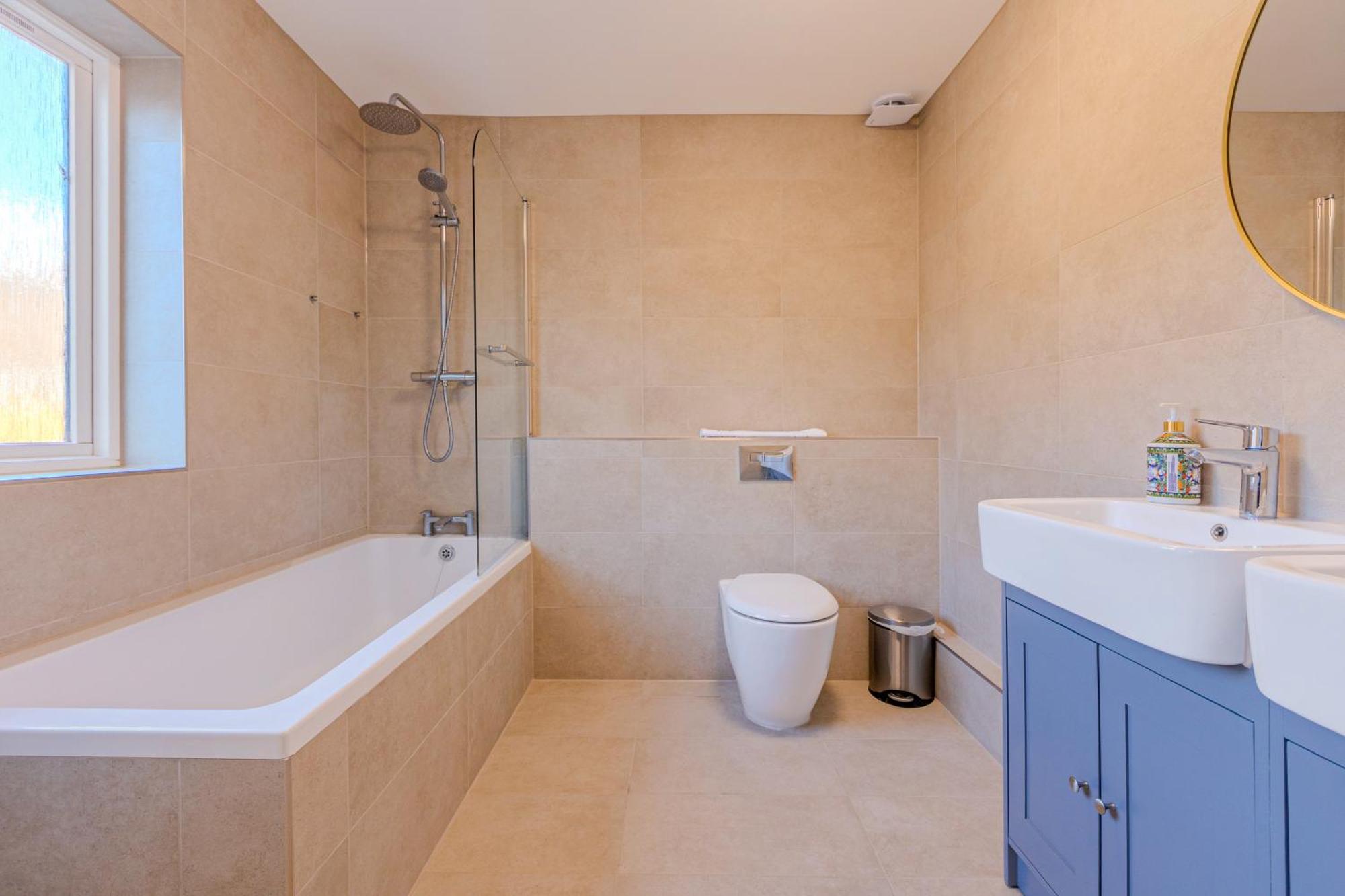 4br 4-floor House, W Patio, 10 Min Wapping Station Apartment