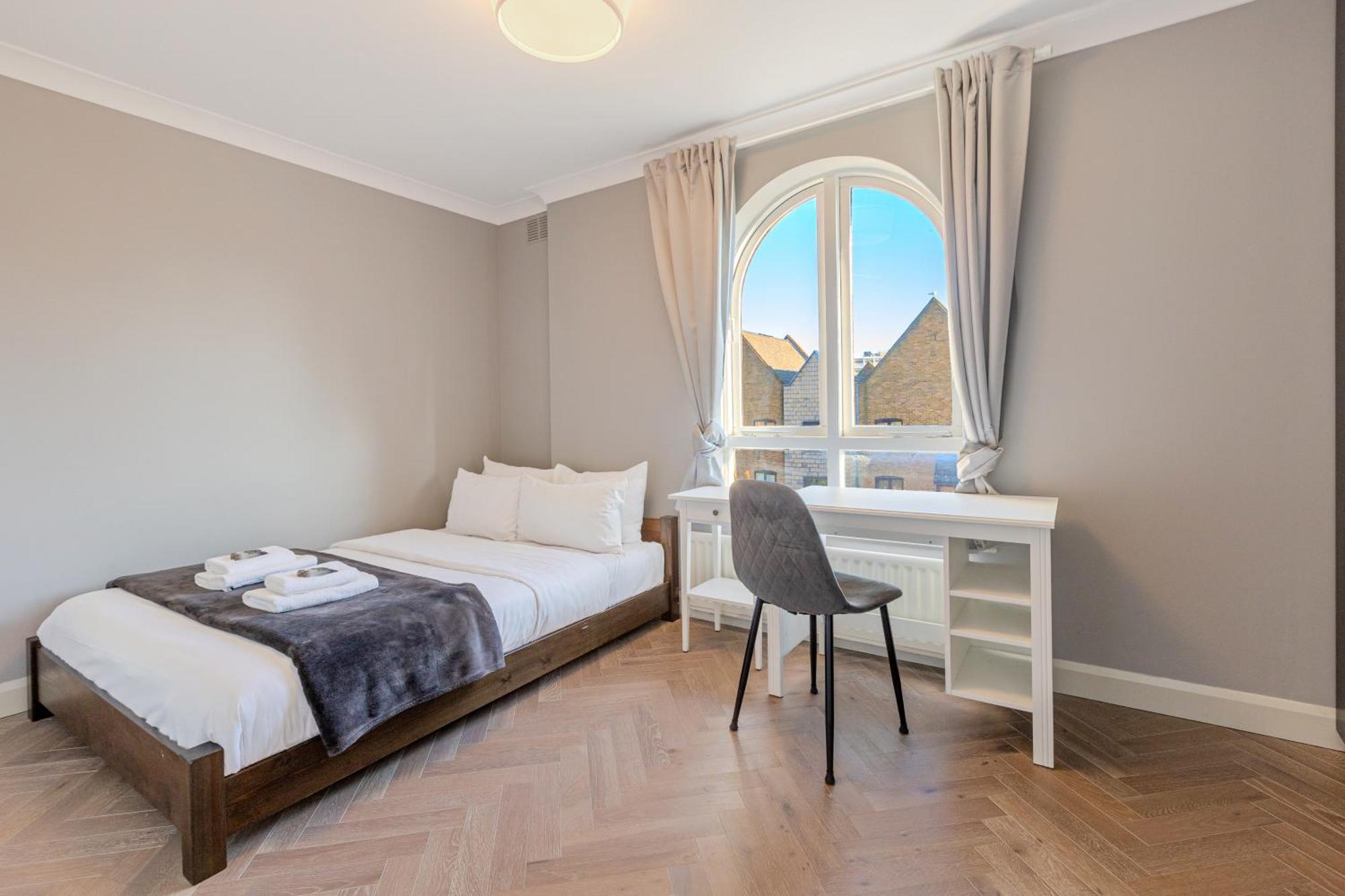 4br 4-floor House, W Patio, 10 Min Wapping Station Apartment *