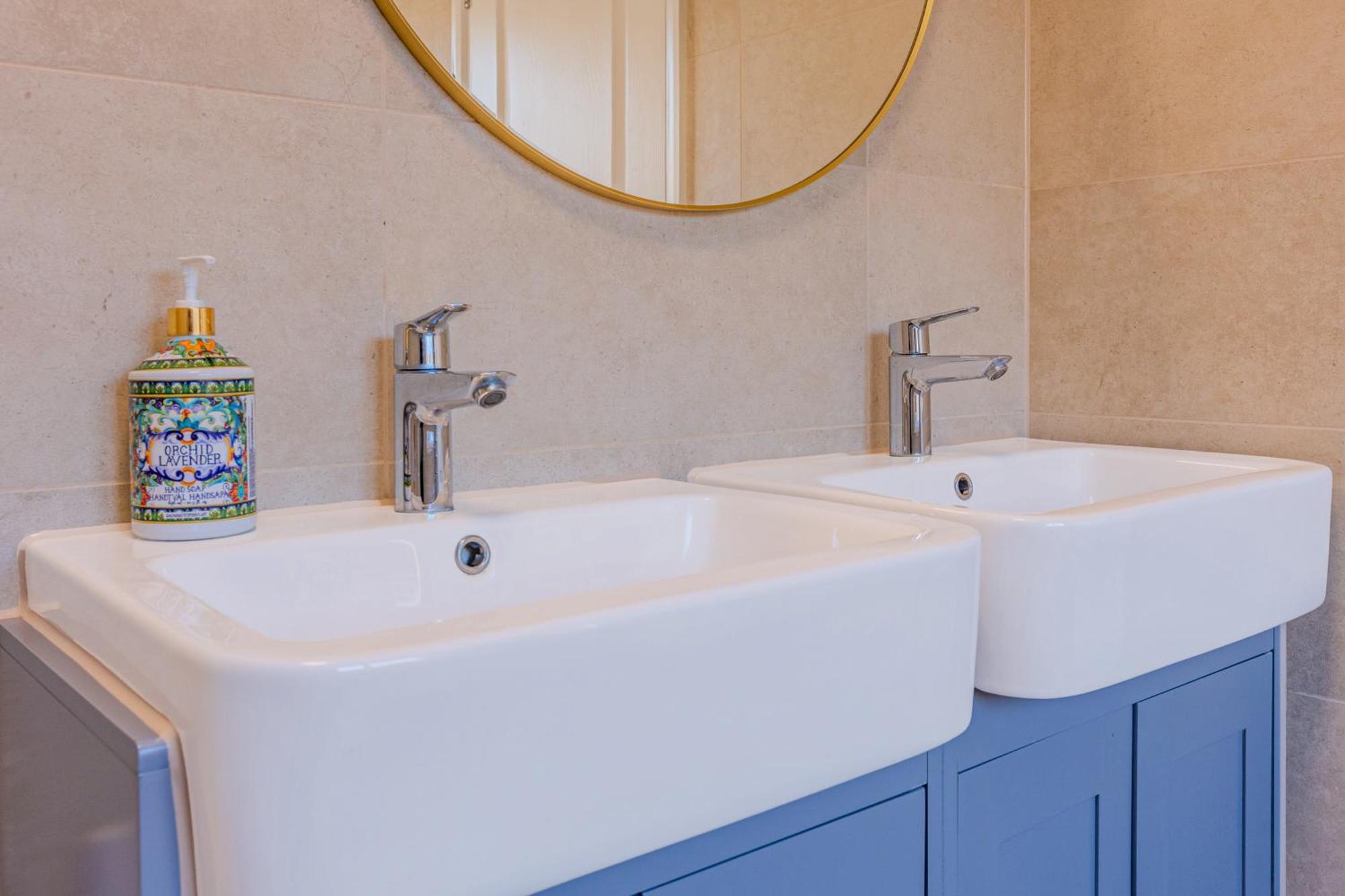 4br 4-floor House, W Patio, 10 Min Wapping Station Apartment *