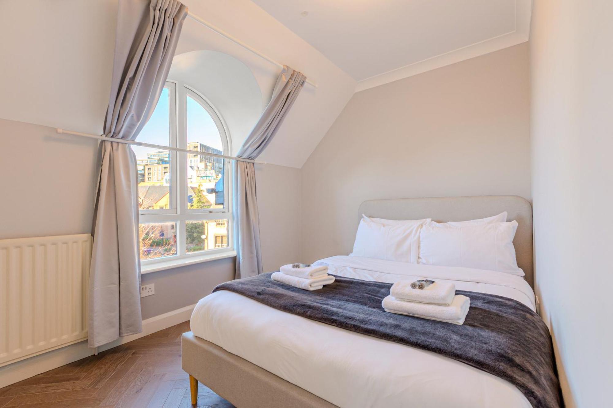 Apartment 4br 4-floor House, W Patio, 10 Min Wapping Station *