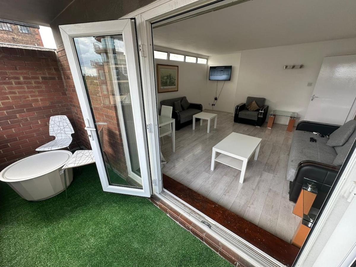 Queensway 2 Bedroom Flat * London