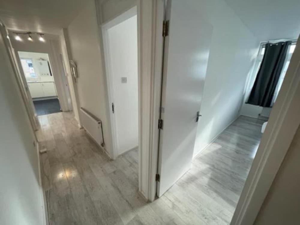 Queensway 2 Bedroom Flat Apartment *