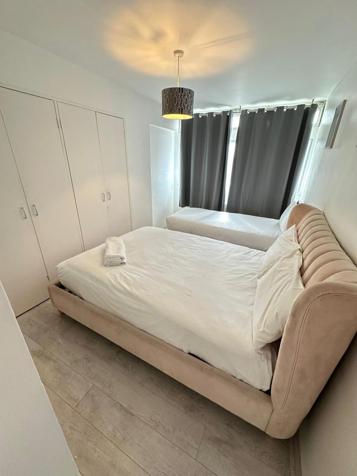 Queensway 2 Bedroom Flat * London
