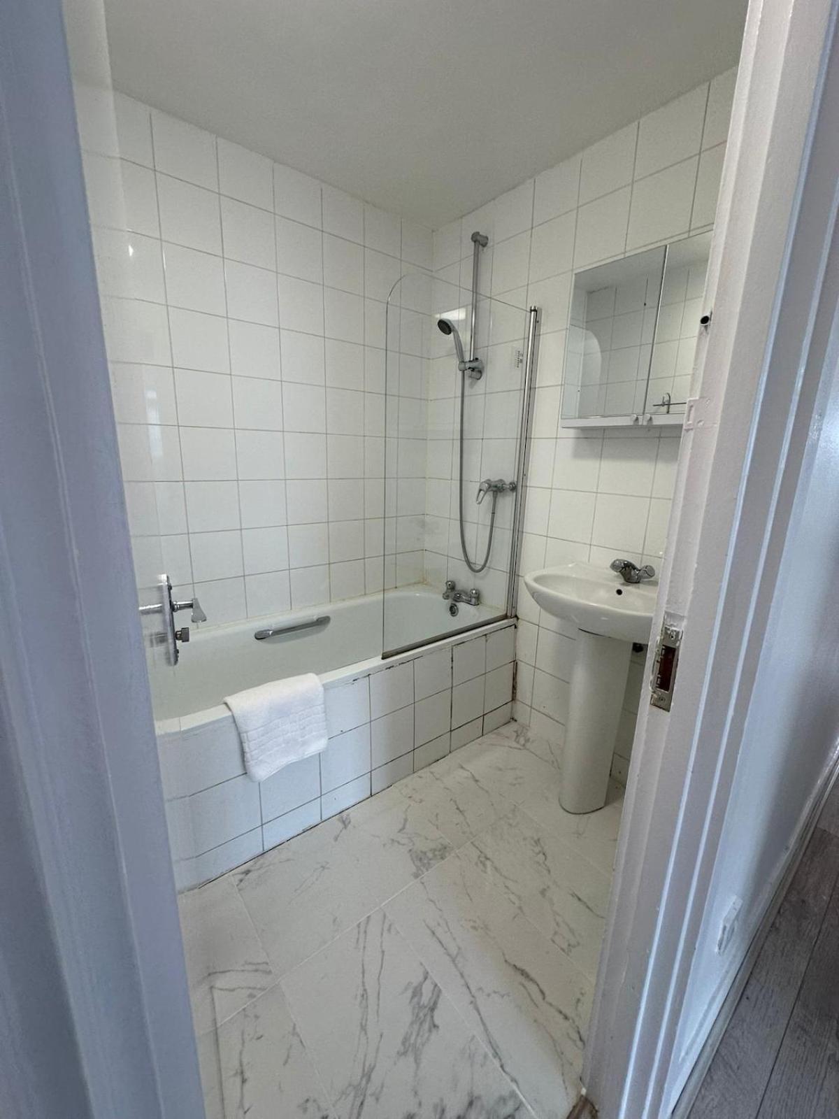 Queensway 2 Bedroom Flat *