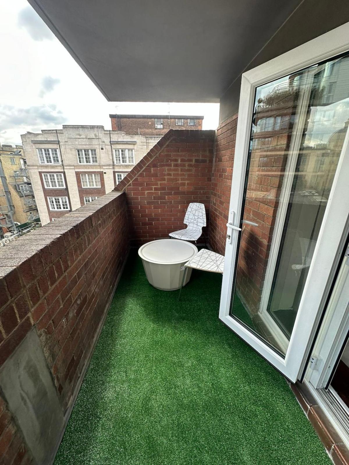 Queensway 2 Bedroom Flat * London