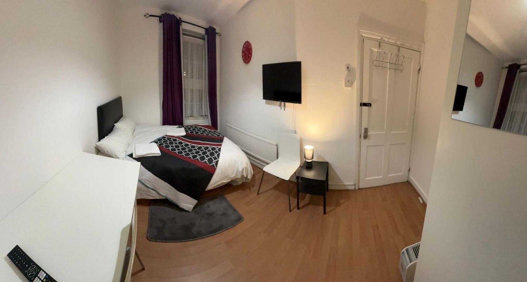 Beautiful Private Double Room In A Shared 3-Bedroom Apartment Minutes Walk From Bethnal Green London