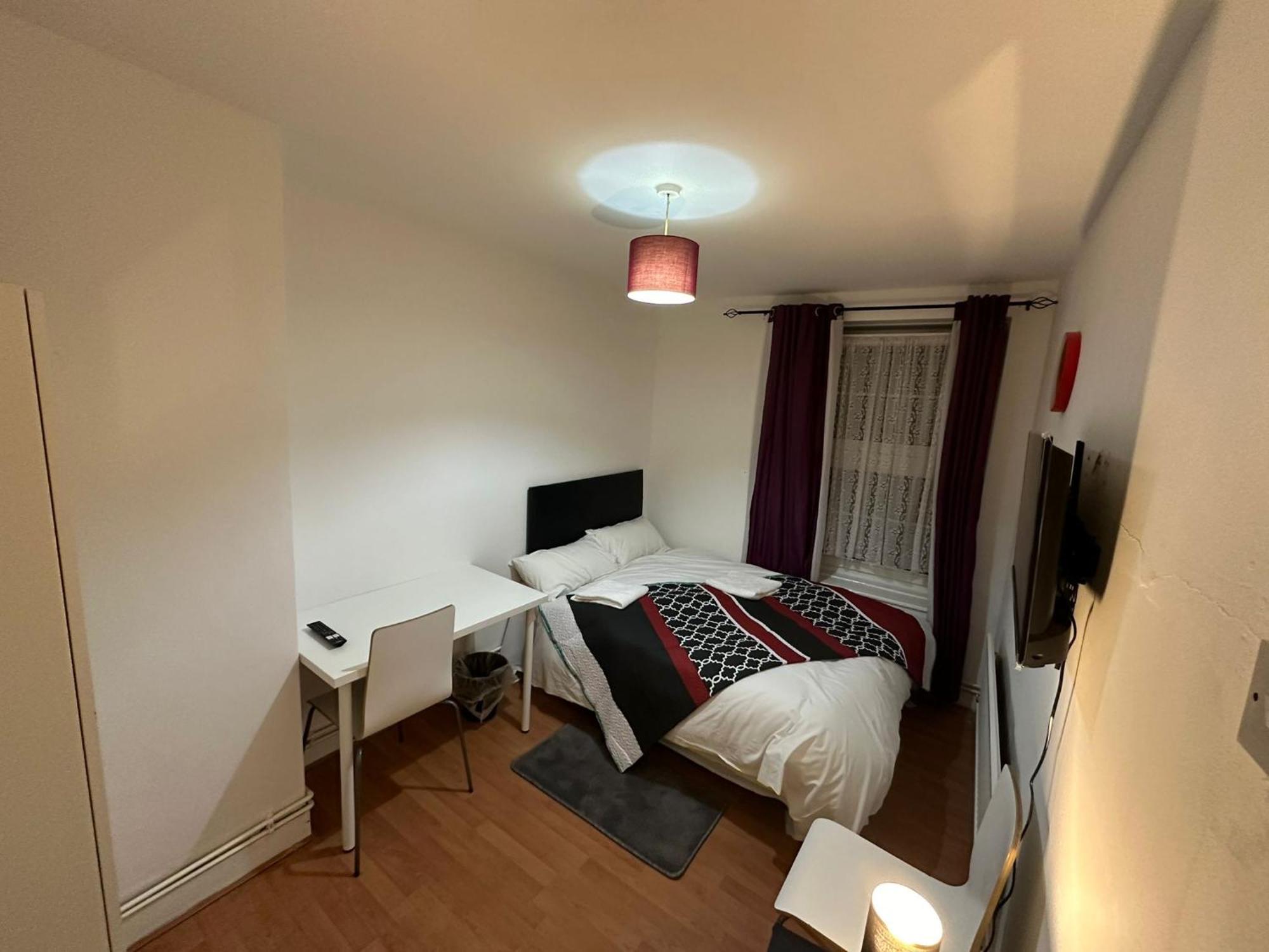 Beautiful Private Double Room In A Shared 3-Bedroom Apartment Minutes Walk From Bethnal Green Apartment *