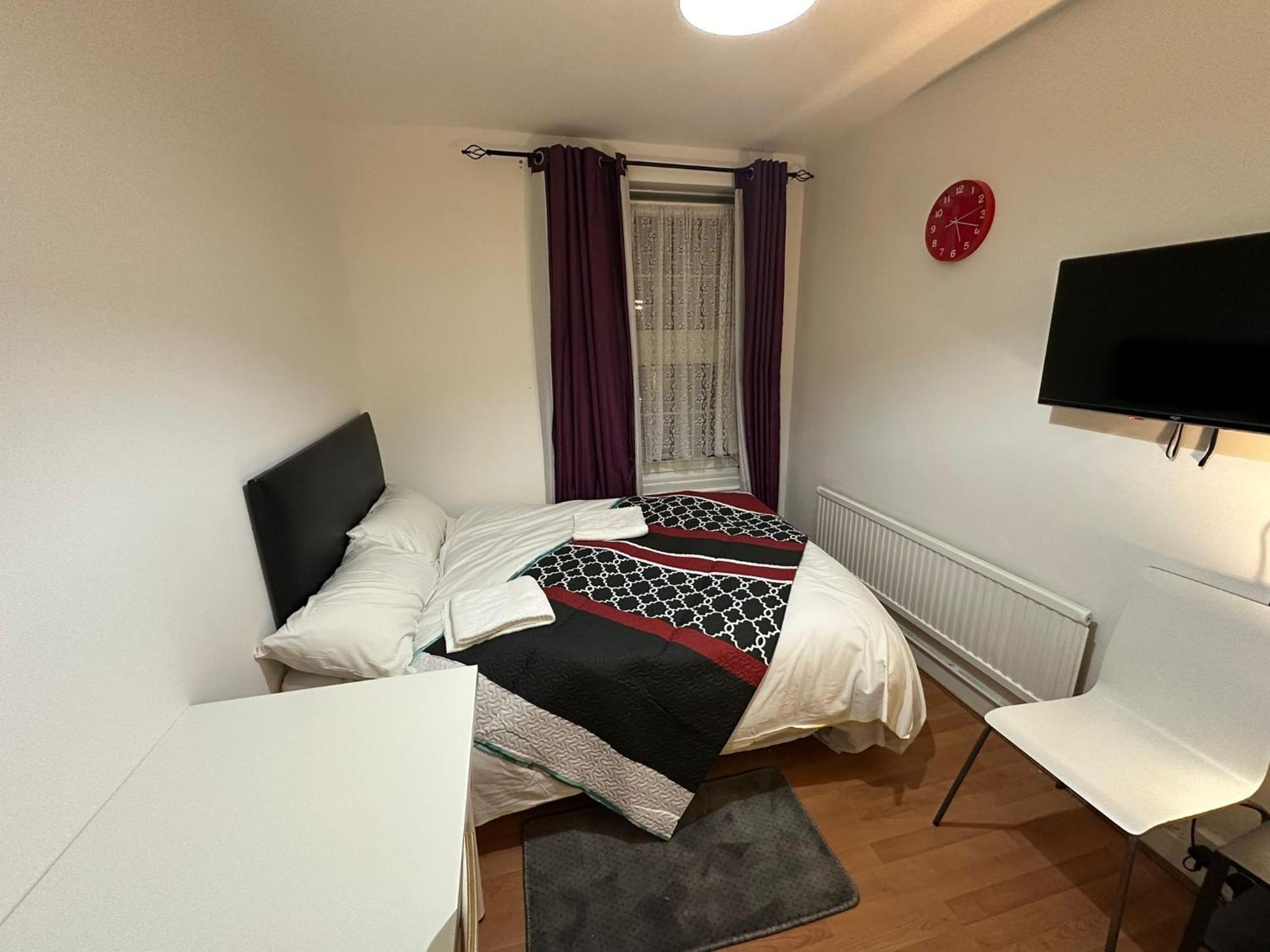 Apartment Beautiful Private Double Room In A Shared 3-Bedroom Apartment Minutes Walk From Bethnal Green *