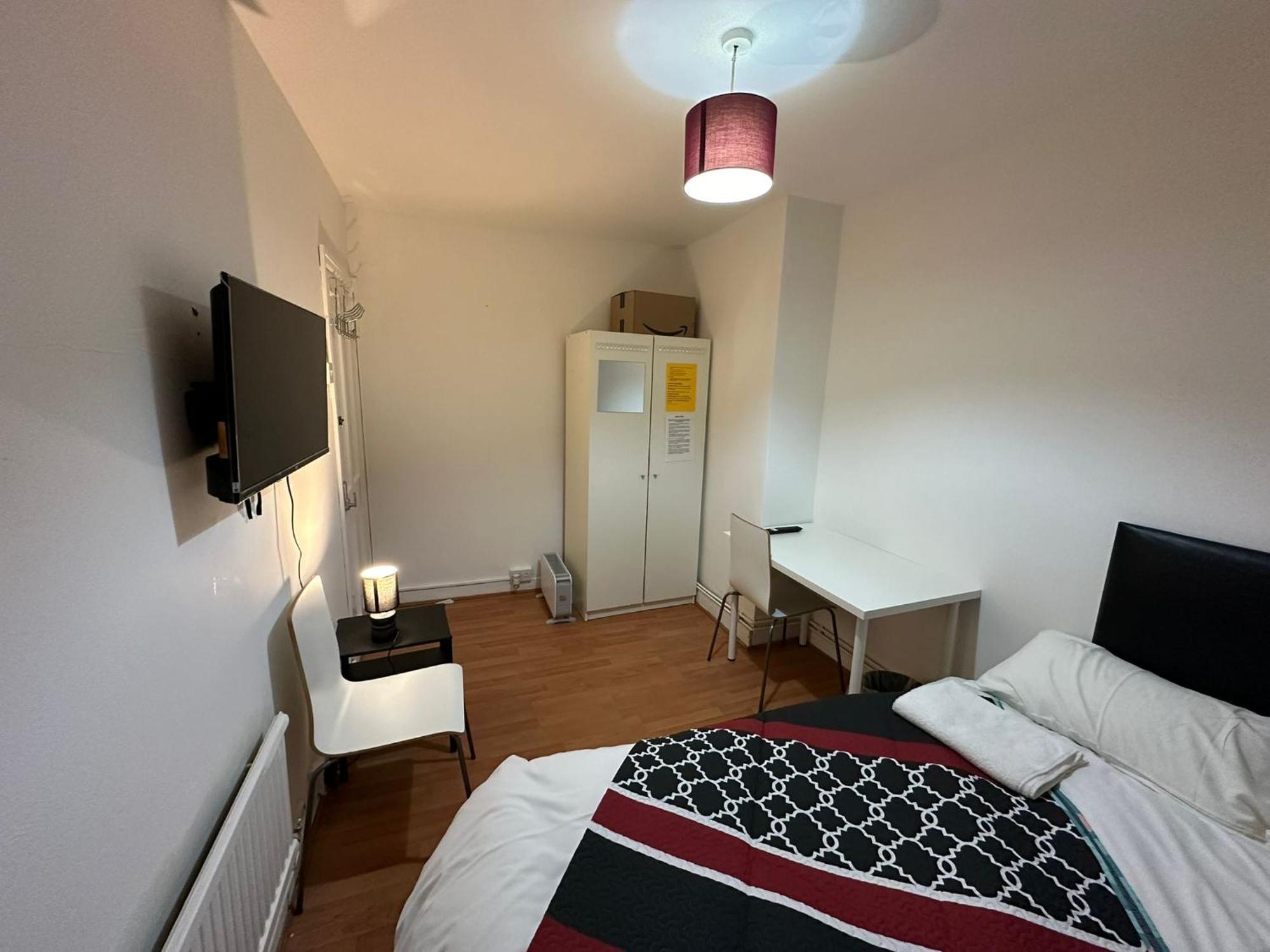 Beautiful Private Double Room In A Shared 3-Bedroom Apartment Minutes Walk From Bethnal Green Apartment London