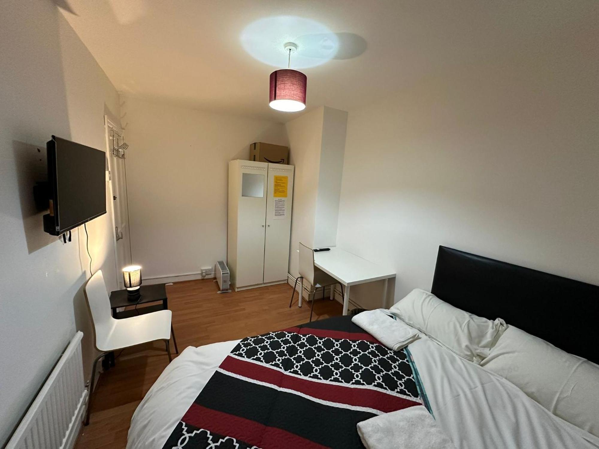 Beautiful Private Double Room In A Shared 3-Bedroom Apartment Minutes Walk From Bethnal Green * London