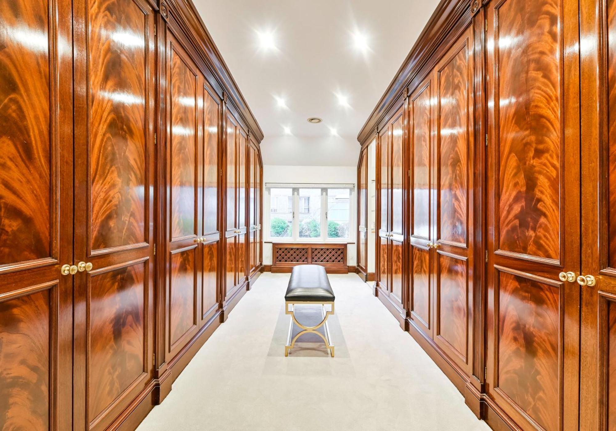 Exclusive Knightsbridge Townhouse With Parking