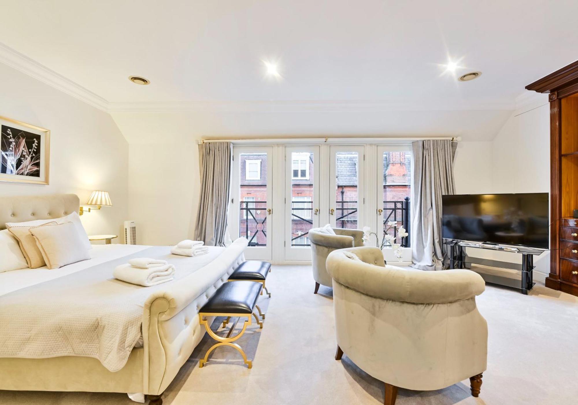 Exclusive Knightsbridge Townhouse With Parking *