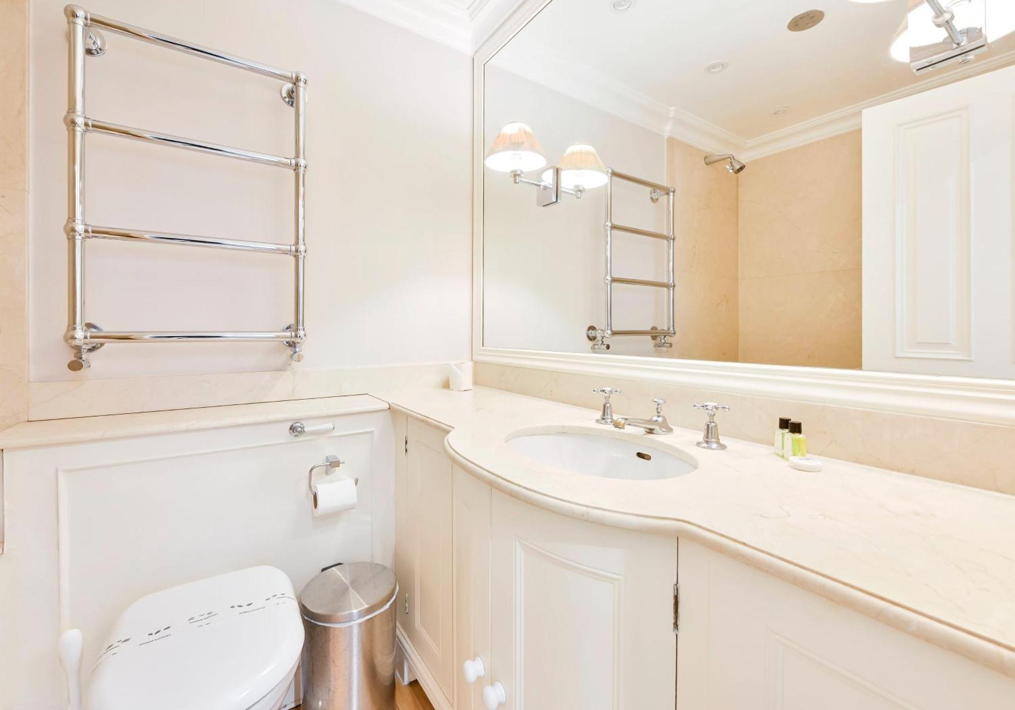 Exclusive Knightsbridge Townhouse With Parking Holiday home