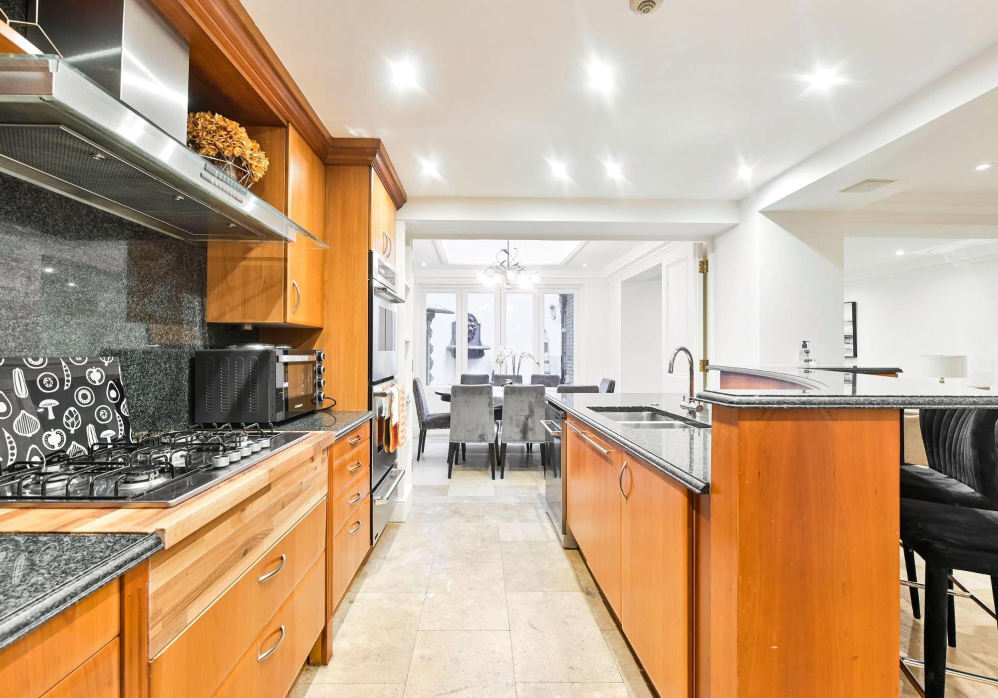 Exclusive Knightsbridge Townhouse With Parking *