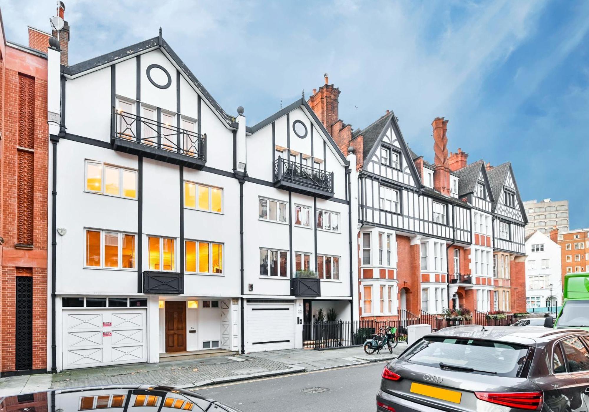 Exclusive Knightsbridge Townhouse With Parking