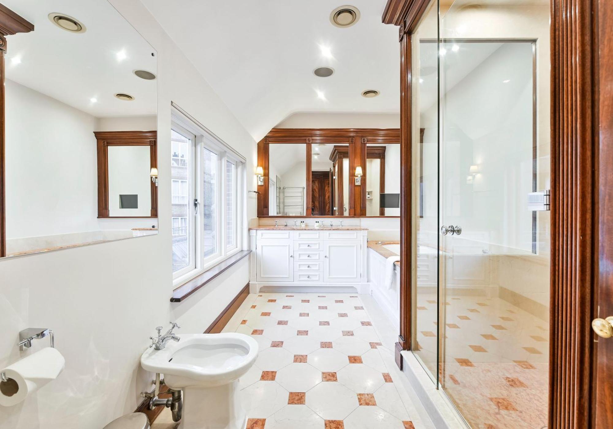 Exclusive Knightsbridge Townhouse With Parking Holiday home