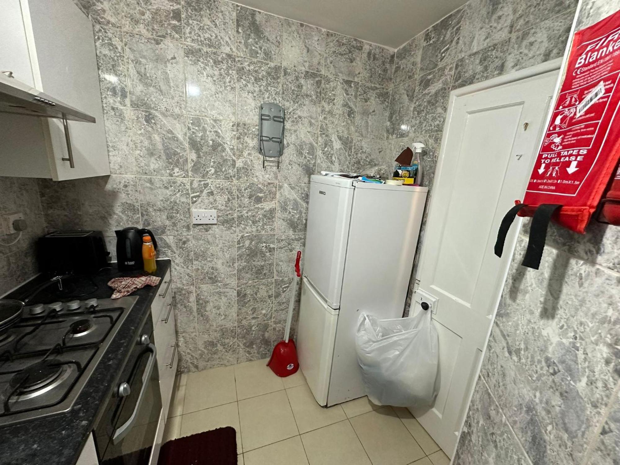 Beautiful Private Double Room In A Shared 3-Bedroom Apartment Minutes Walk From Bethnal Green Apartment