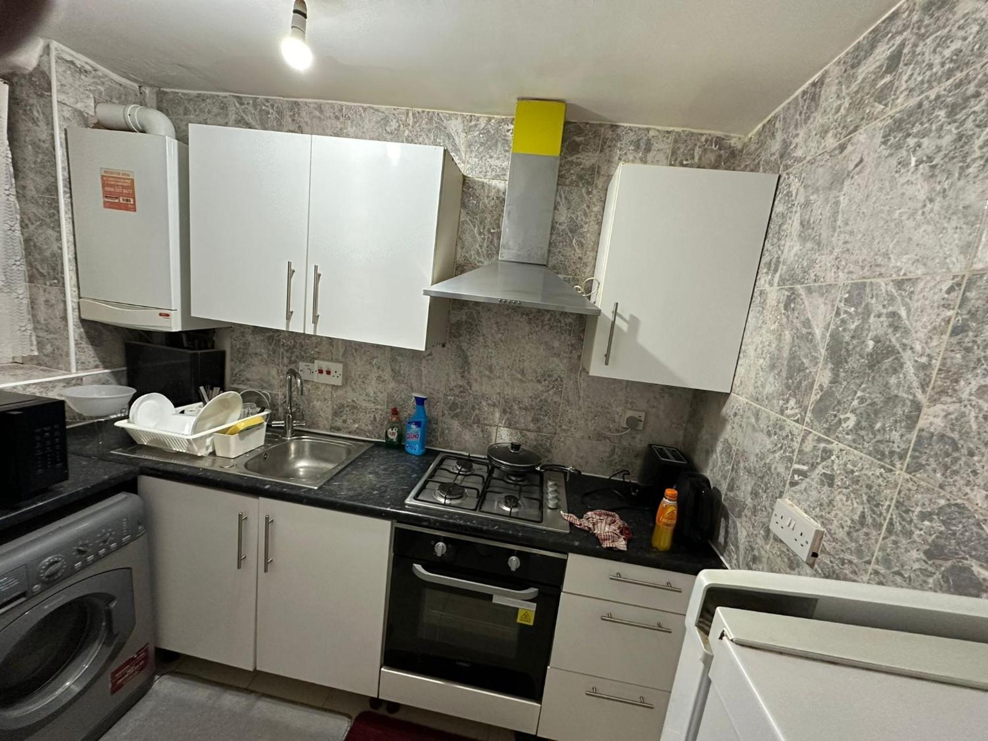 Apartment Beautiful Private Double Room In A Shared 3-Bedroom Apartment Minutes Walk From Bethnal Green *