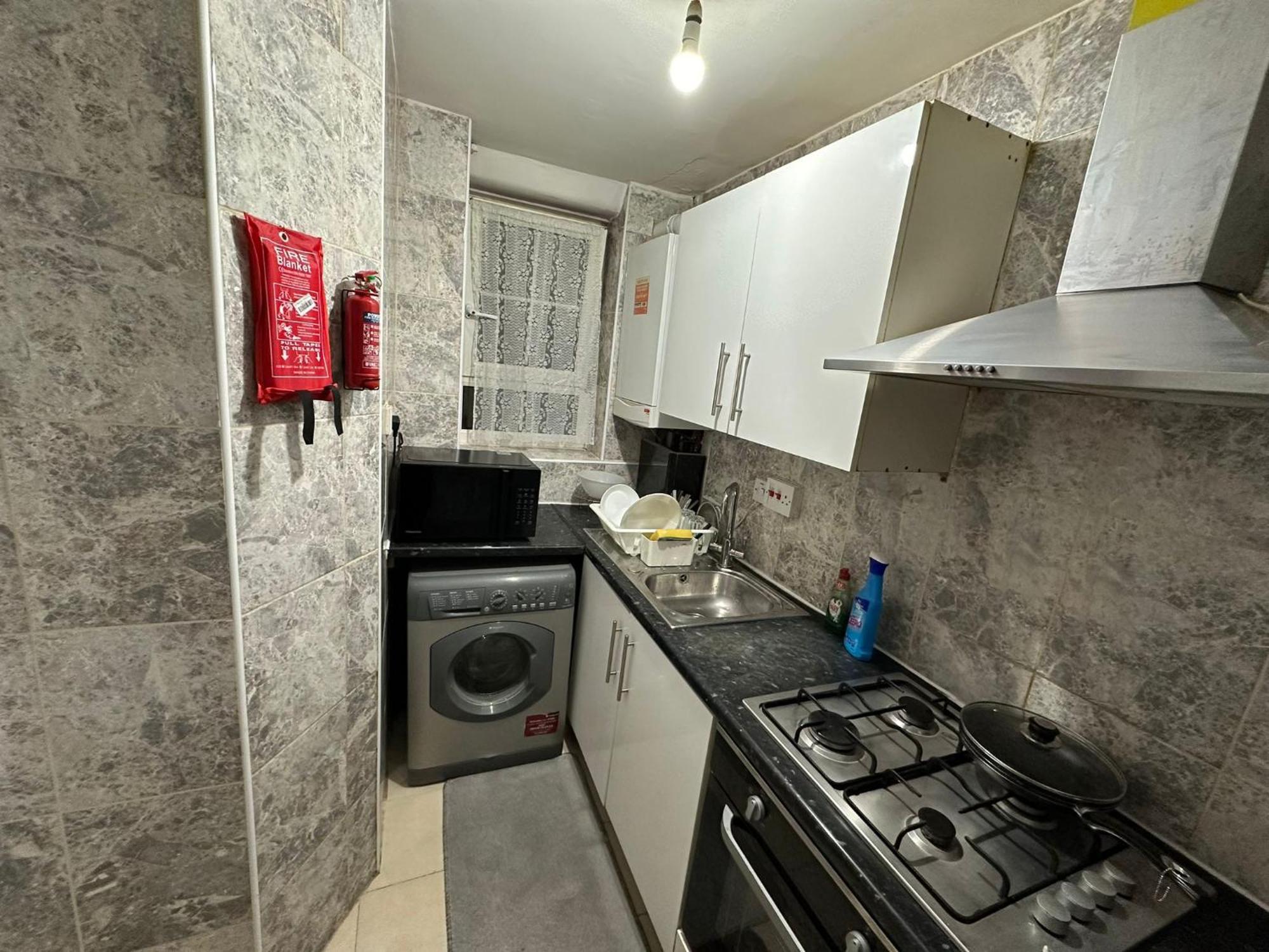 Apartment Beautiful Private Double Room In A Shared 3-Bedroom Apartment Minutes Walk From Bethnal Green London
