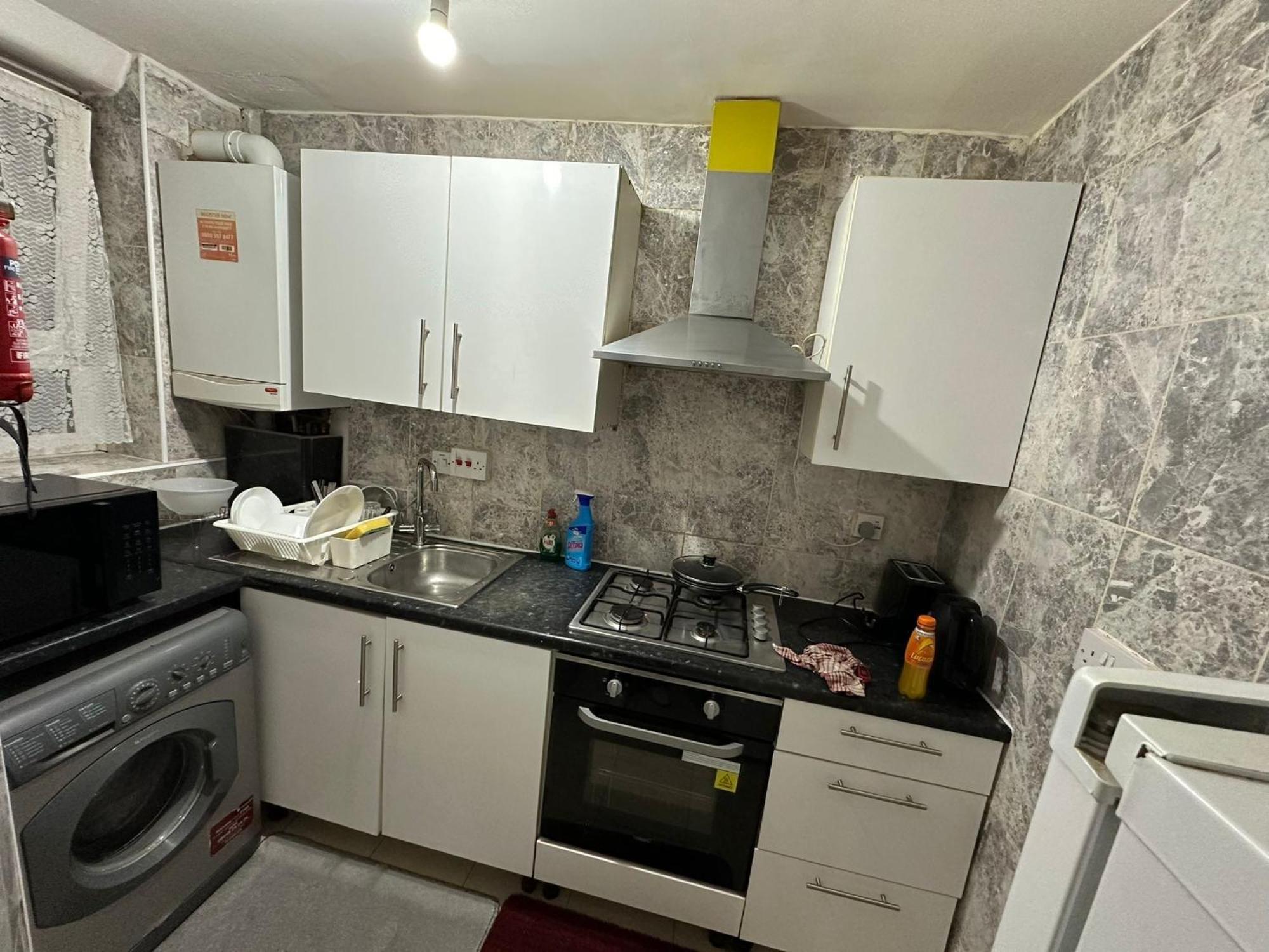 Beautiful Private Double Room In A Shared 3-Bedroom Apartment Minutes Walk From Bethnal Green Apartment