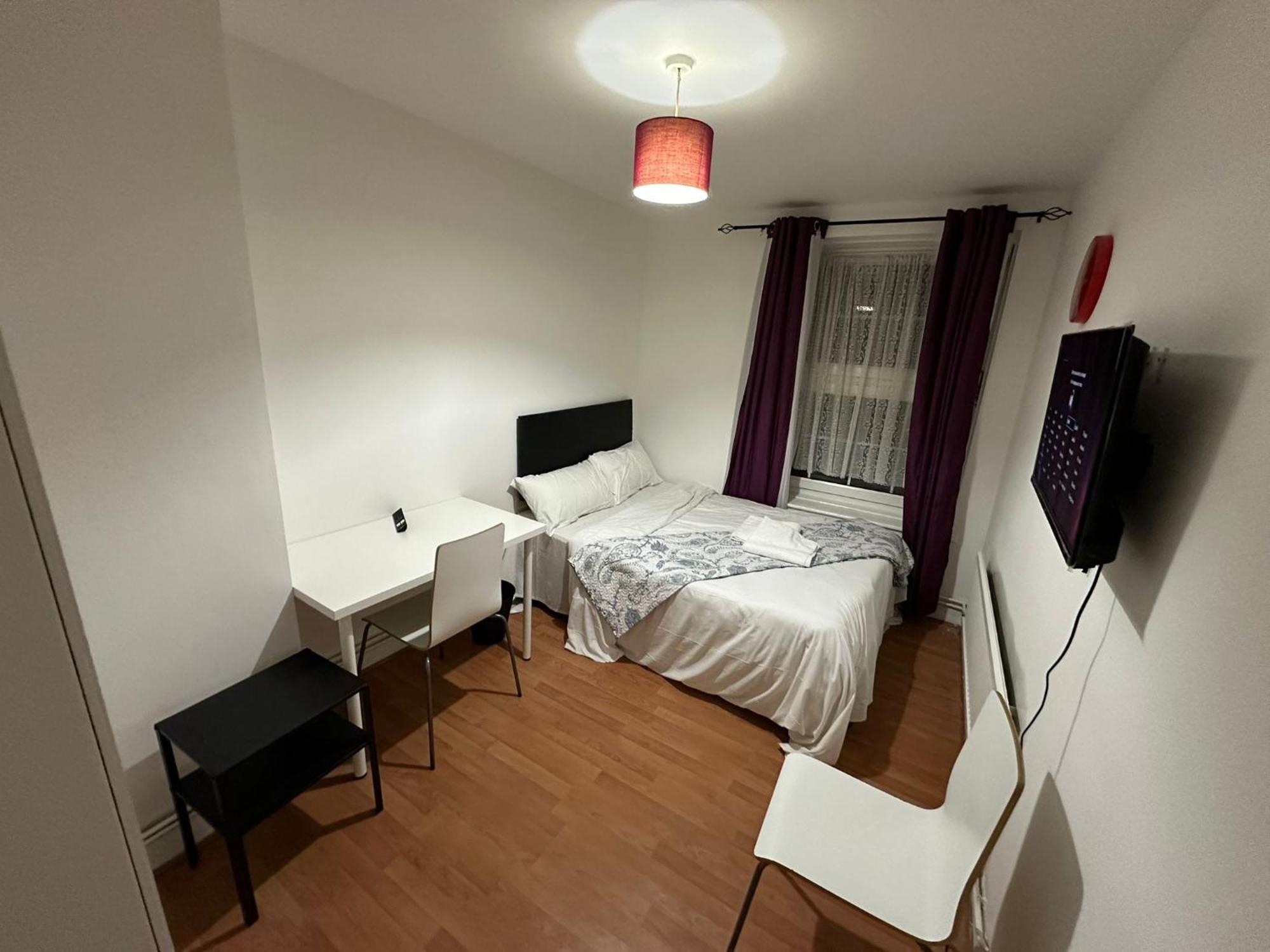 Beautiful Private Double Room In A Shared 3-Bedroom Apartment Minutes Walk From Bethnal Green London