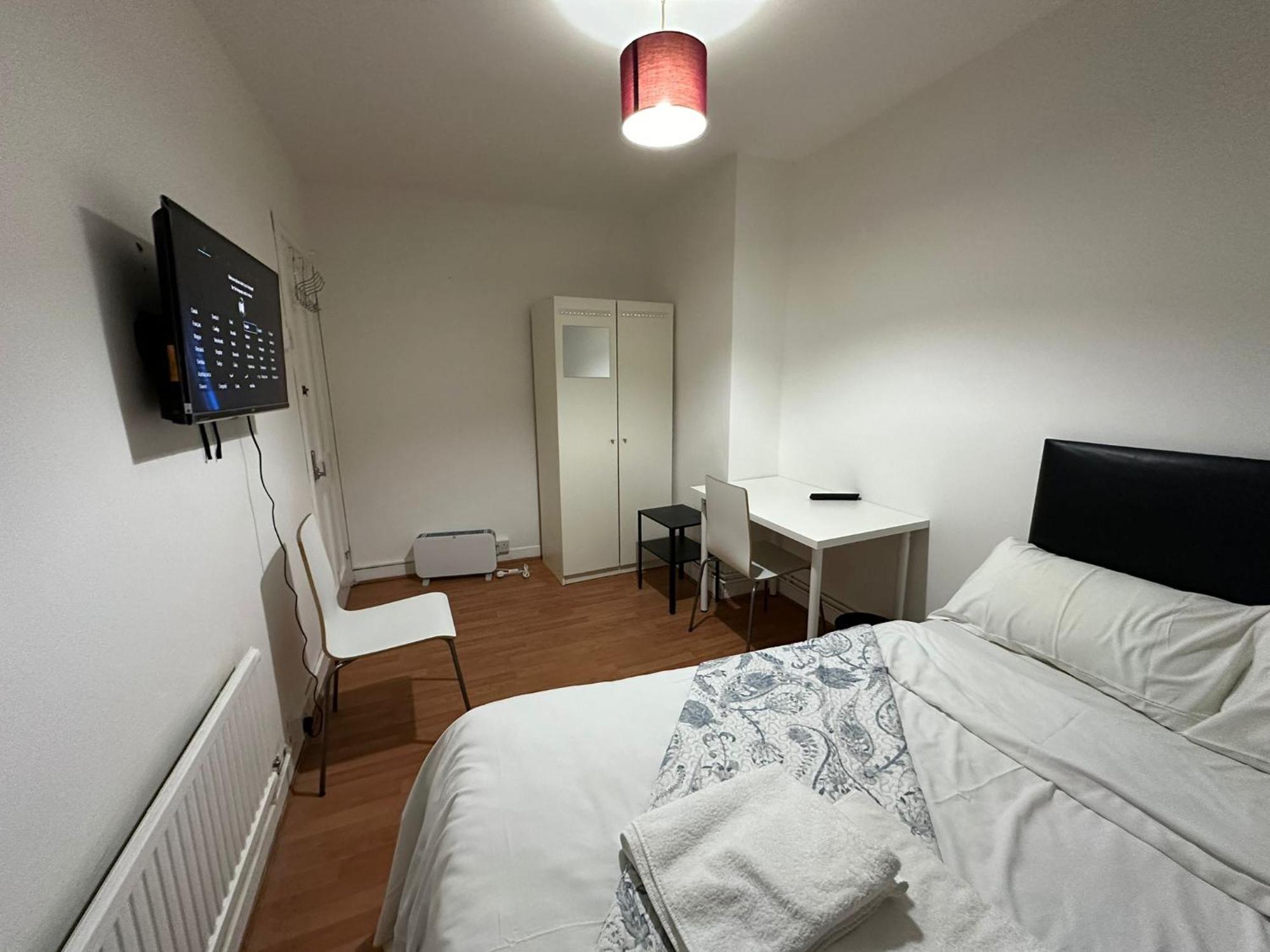 Beautiful Private Double Room In A Shared 3-Bedroom Apartment Minutes Walk From Bethnal Green Apartment London