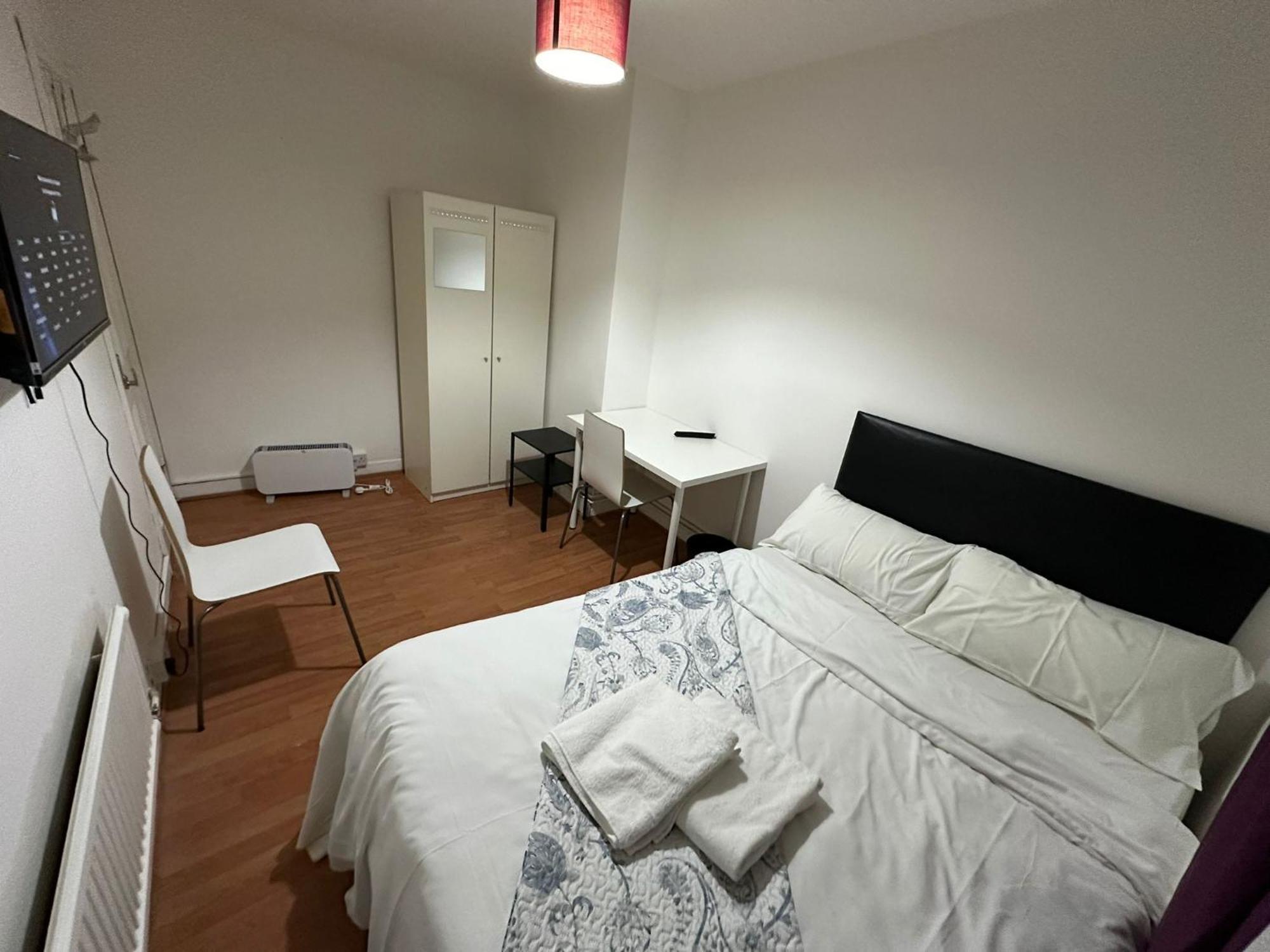 Beautiful Private Double Room In A Shared 3-Bedroom Apartment Minutes Walk From Bethnal Green * London
