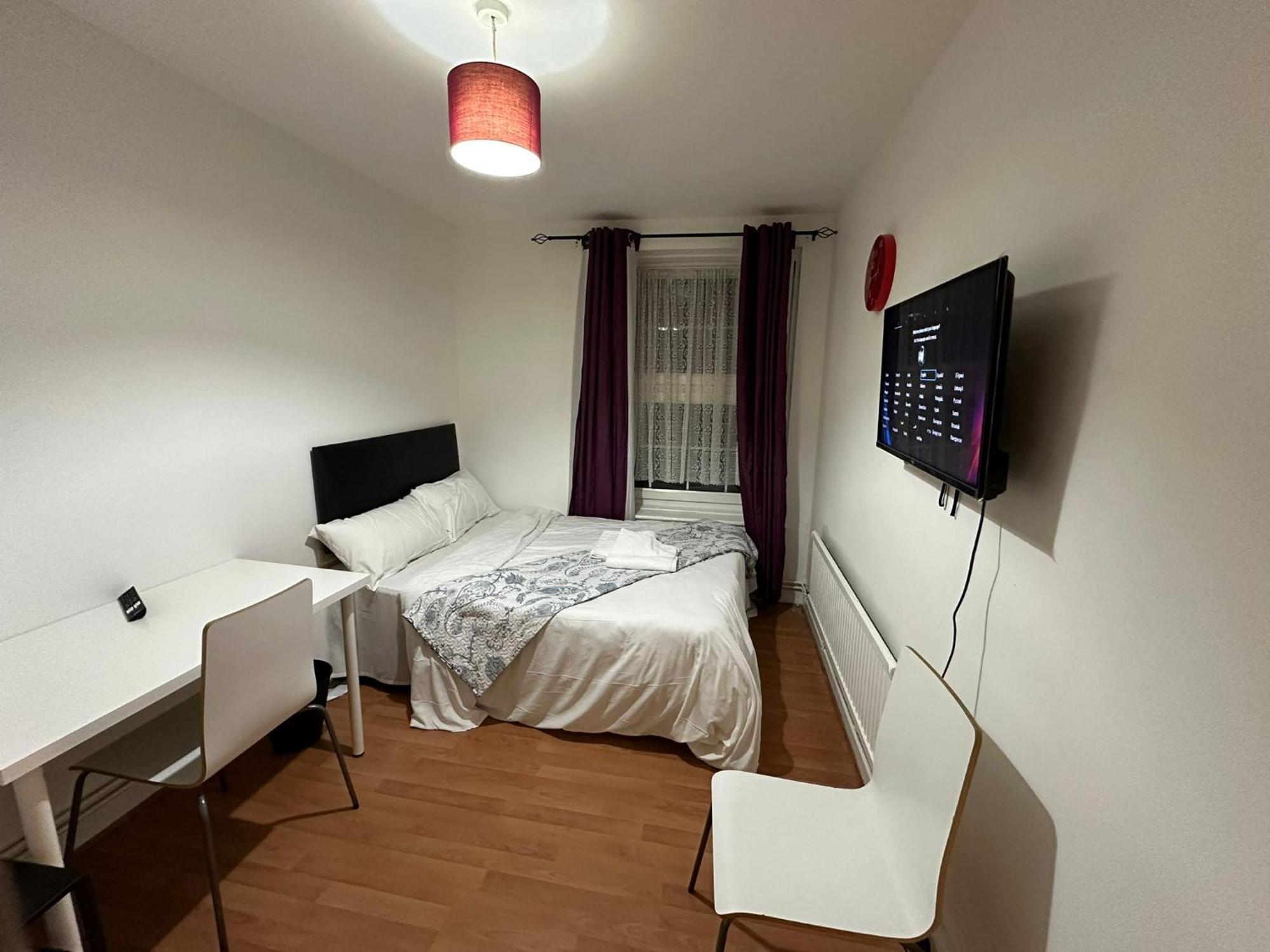 Beautiful Private Double Room In A Shared 3-Bedroom Apartment Minutes Walk From Bethnal Green