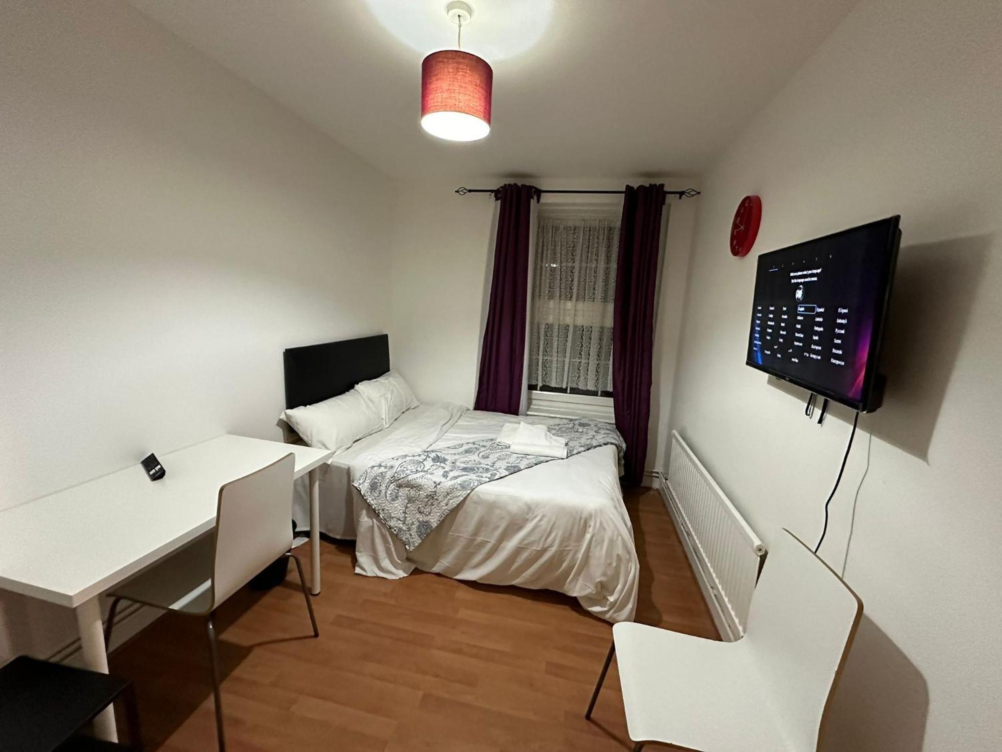 Beautiful Private Double Room In A Shared 3-Bedroom Apartment Minutes Walk From Bethnal Green Apartment London