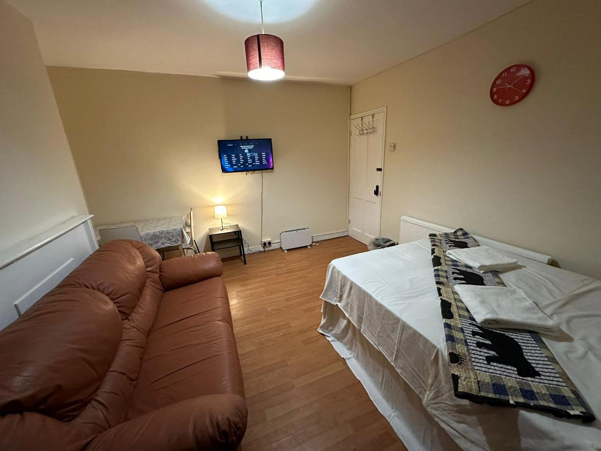 Beautiful Private Double In A Shared 3-bedroom Minutes Walk From Bethnal Londen