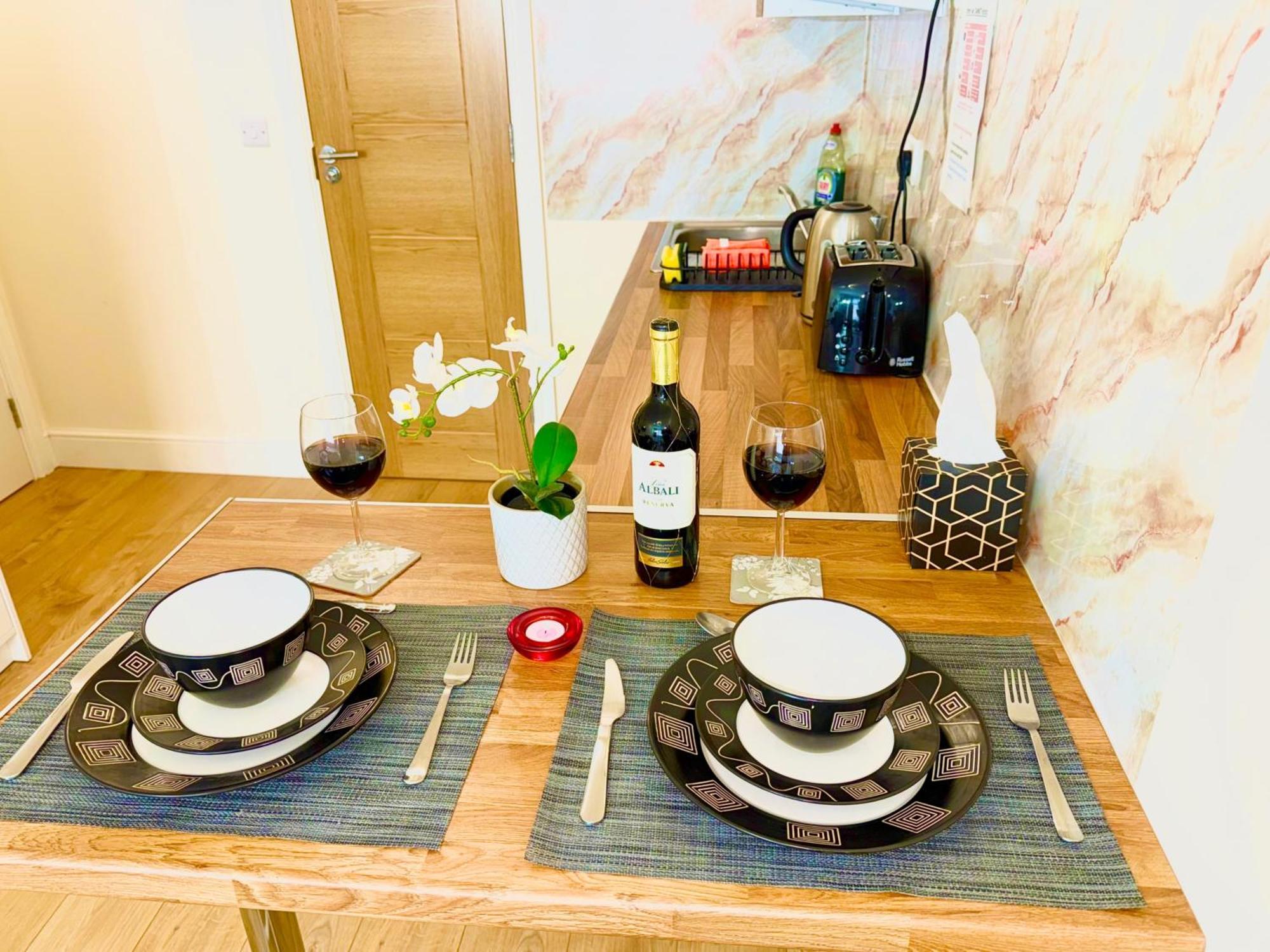 2 Bed Studio-free Parking-pet Friendly-garden London