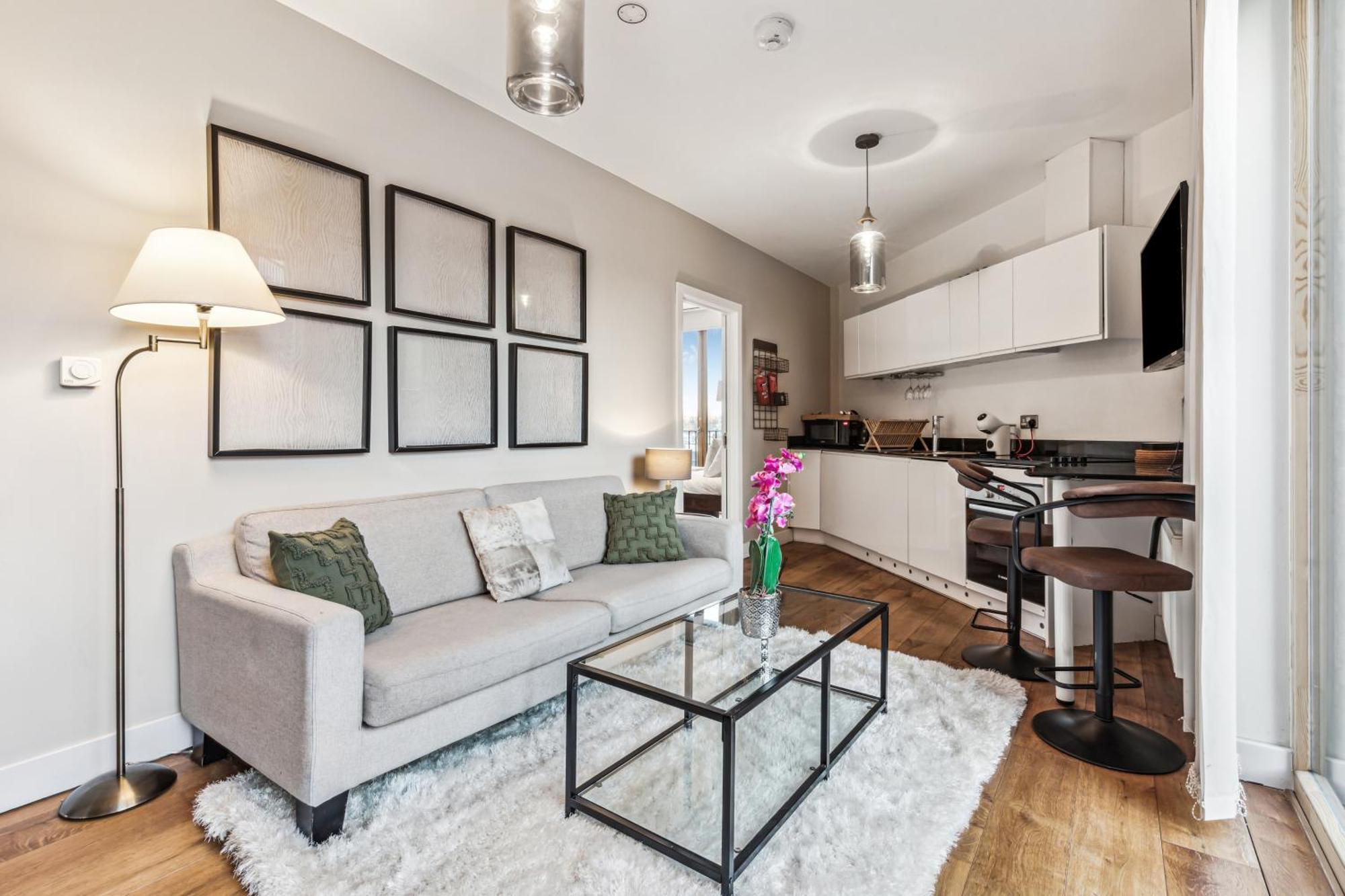 Modern Designed 2 Bed Penthouse Sleeps Five Leilighet London