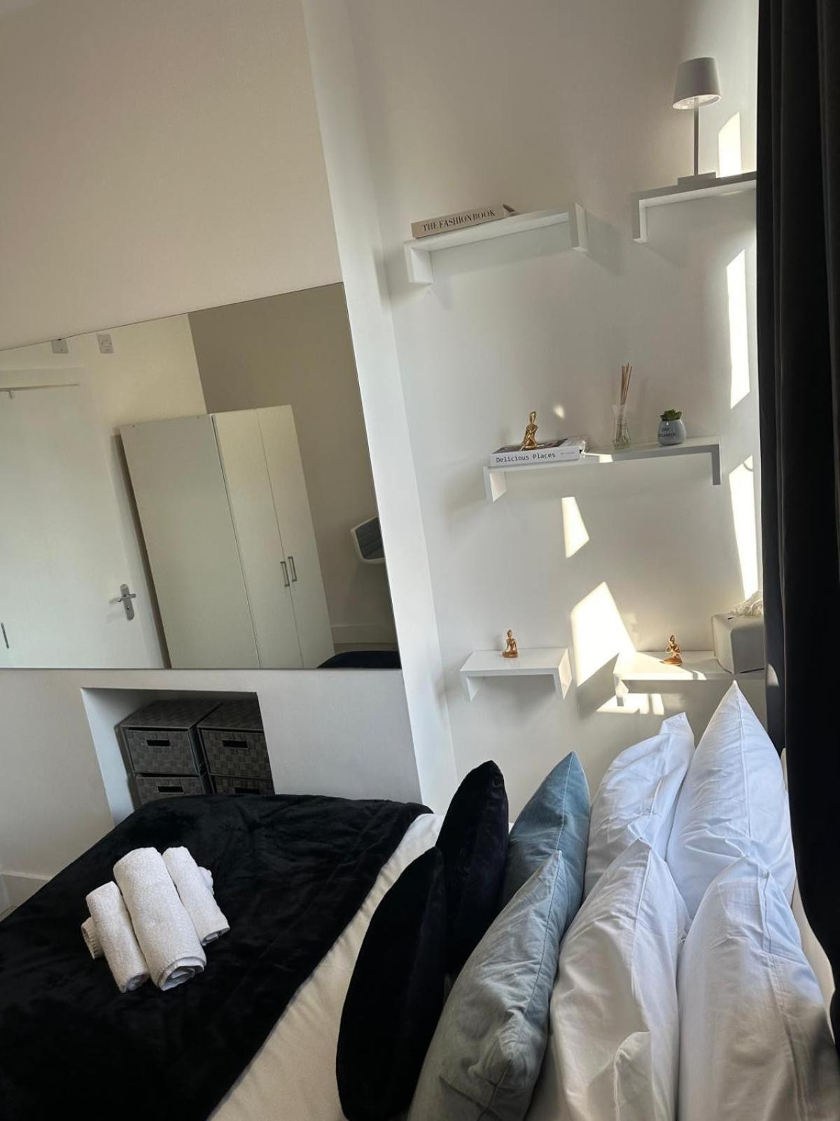 Compact And Bright Flat West 3a Londres