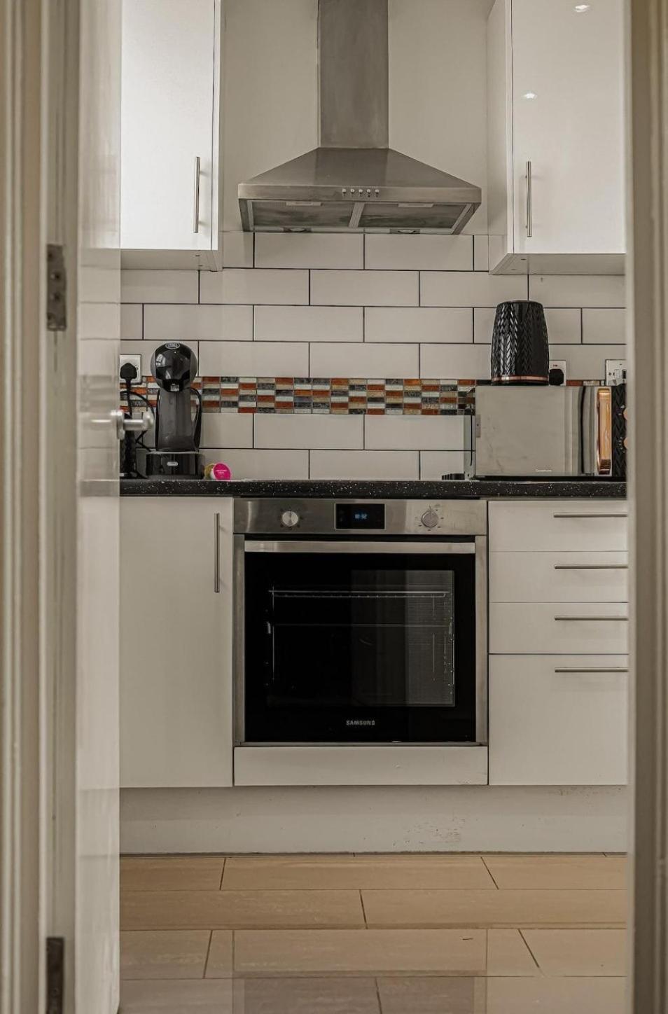 Amazing Marina-overlooking 1bed London