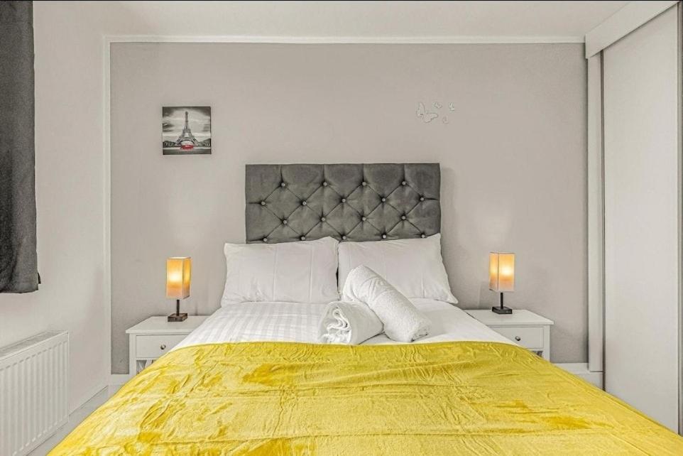 Amazing Marina-overlooking 1bed * London