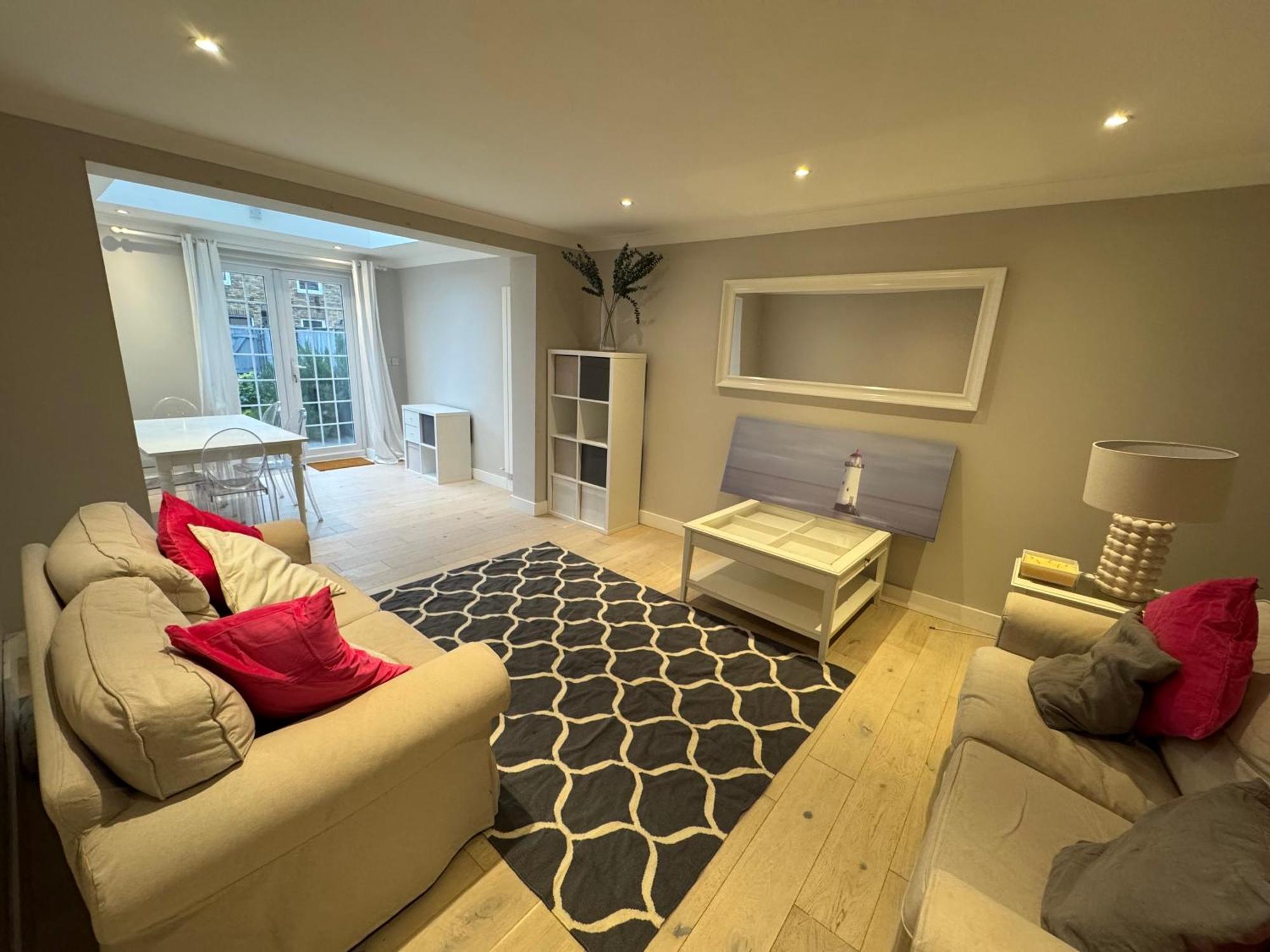 Charming 4bd 6 Mins From Nine Elms Station Semesterbostad London