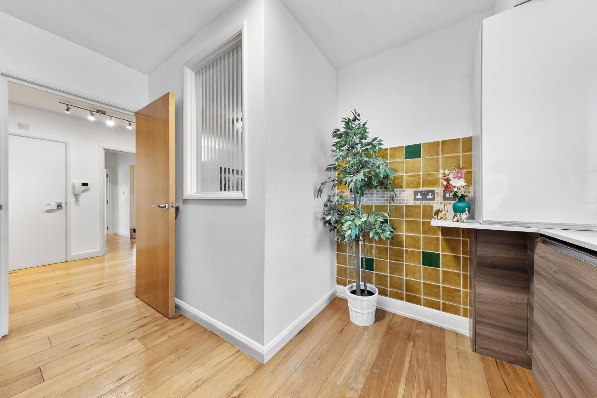 Charming By Hyde Park Apartment