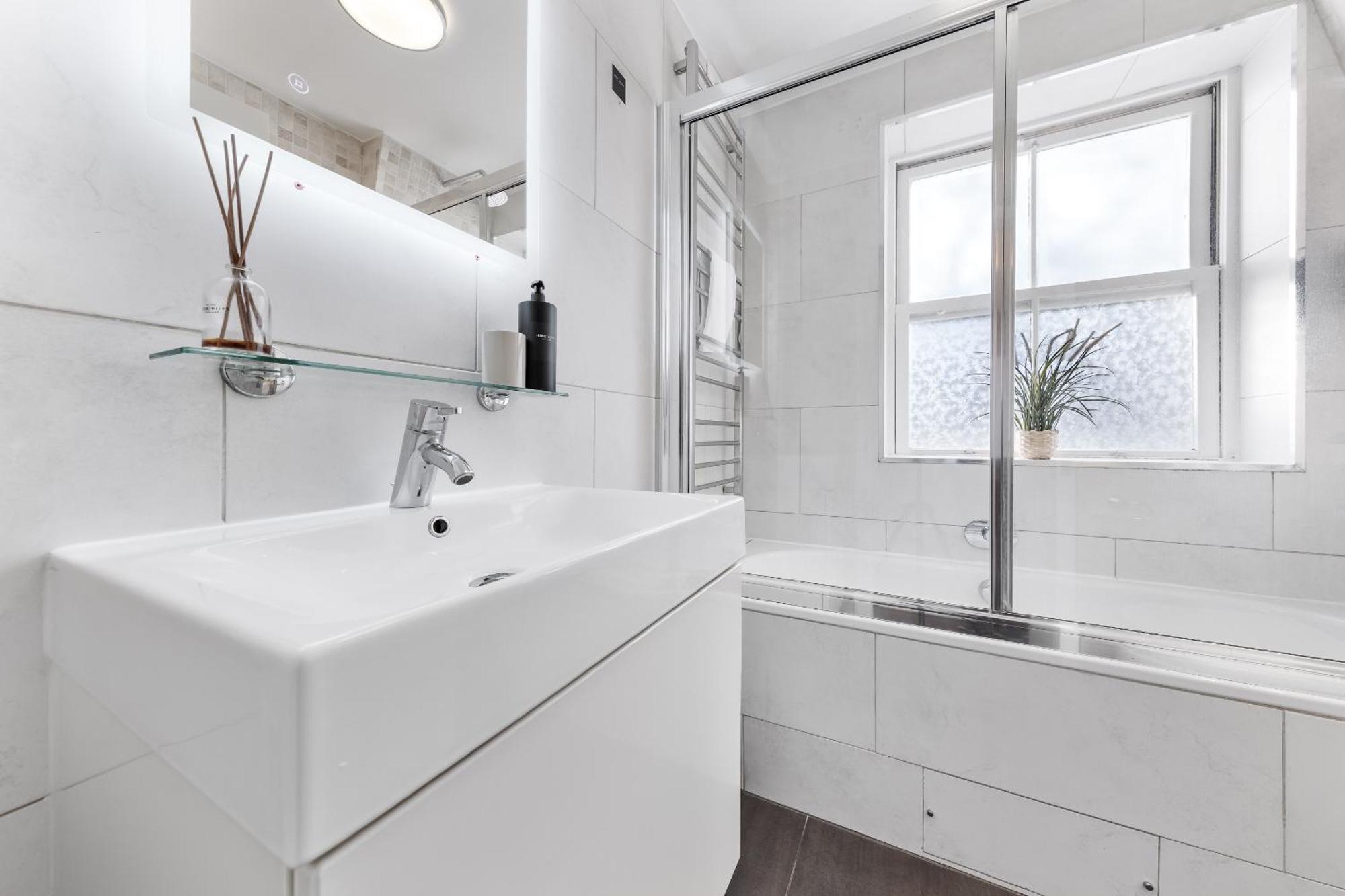 Charming By Hyde Park Apartment London