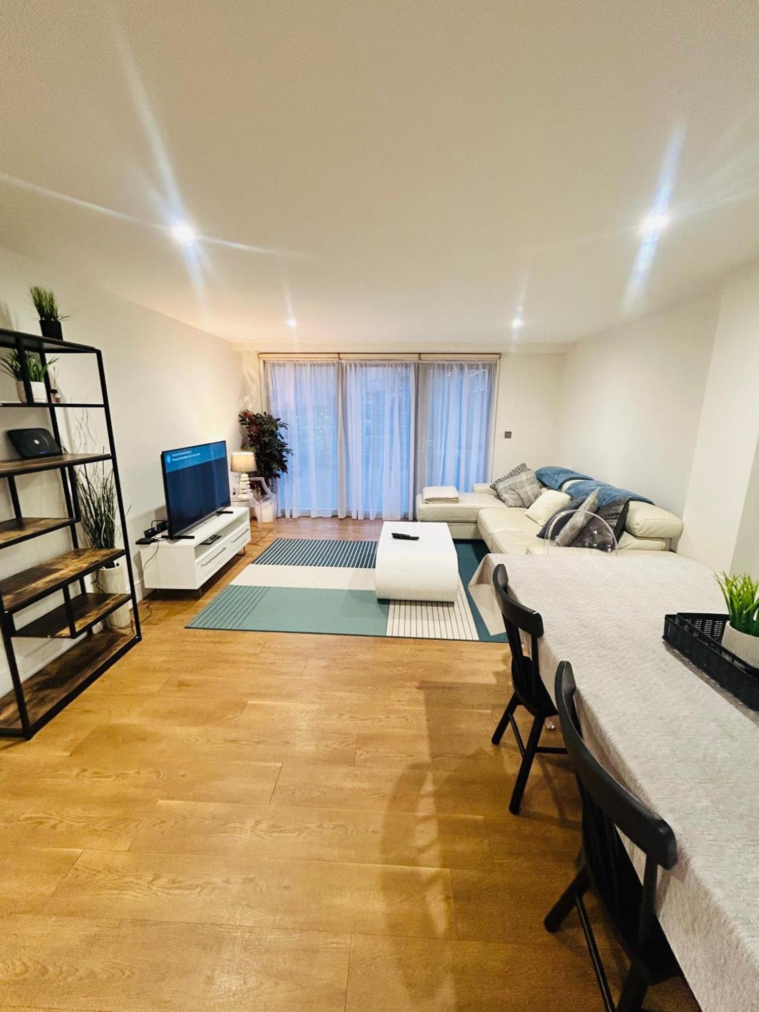 Modern 2 Bed 2 Bath With Outdoor Space Hyde Park Apartment London