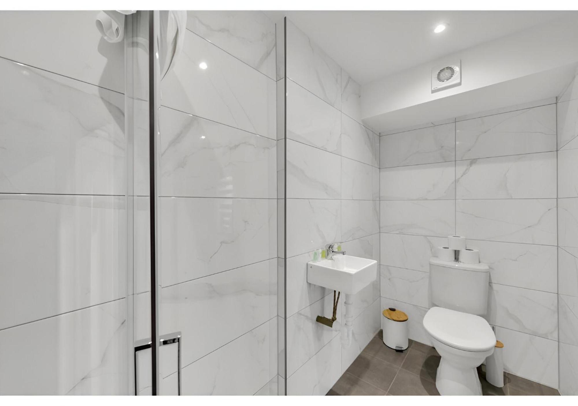 The Ultimate Hangout Spot: Modern Appartamento