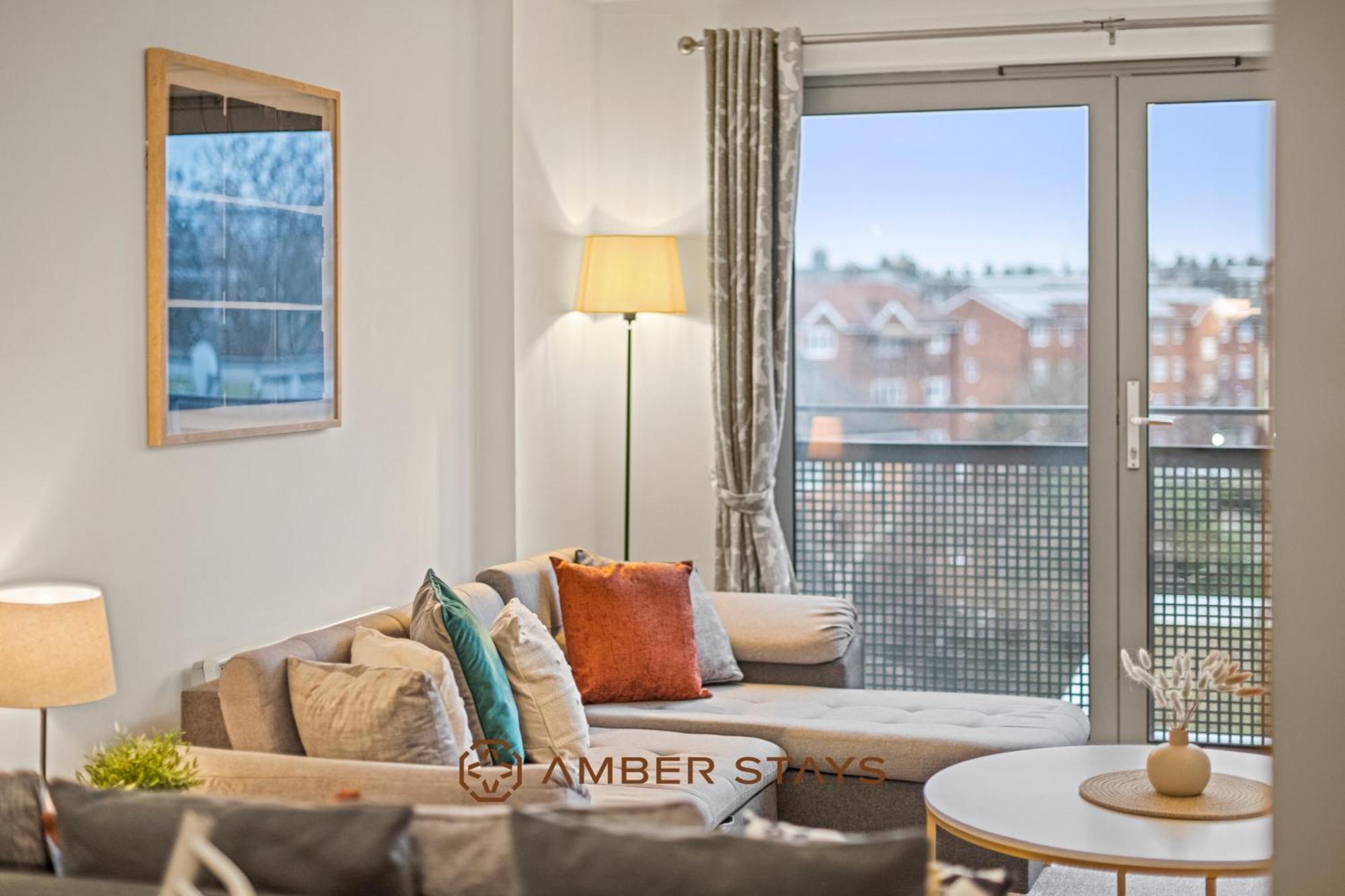 Apartment Modern 2 Bed In Greenwich, Perfect For Business & Contractors With Free Parking