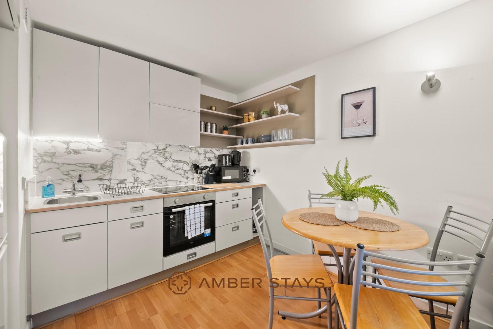 Modern 2 Bed In Greenwich, Perfect For Business & Contractors With Free Parking *