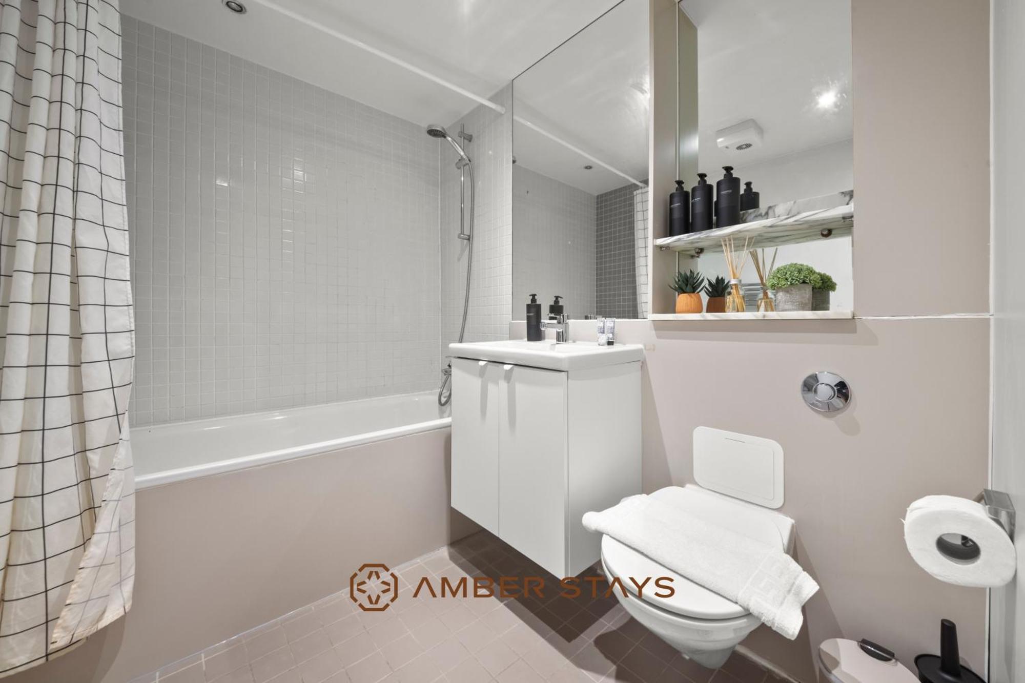 Modern 2 Bed In Greenwich, Perfect For Business & Contractors With Free Parking
