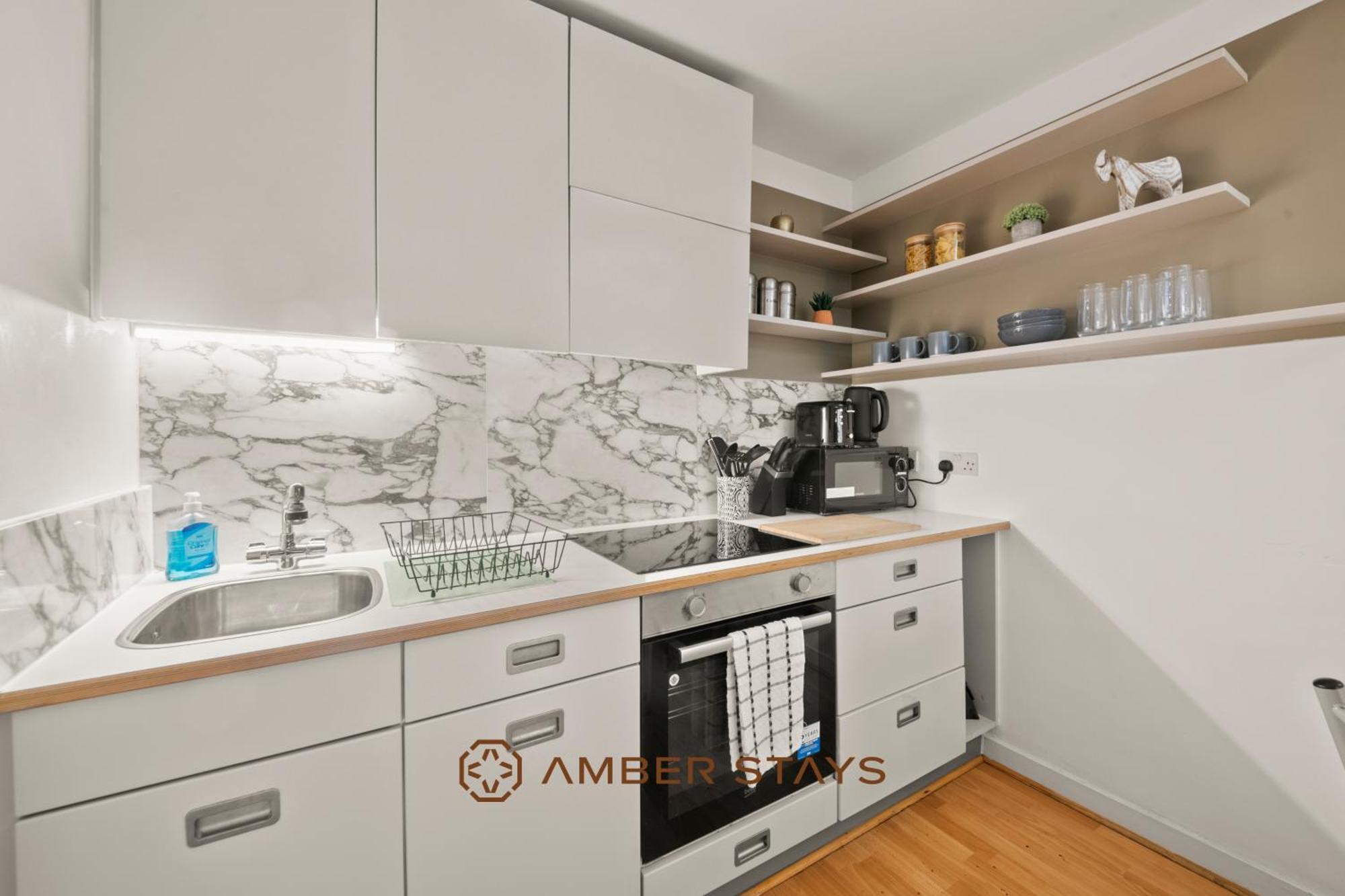 Modern 2 Bed In Greenwich, Perfect For Business & Contractors With Free Parking Apartment *